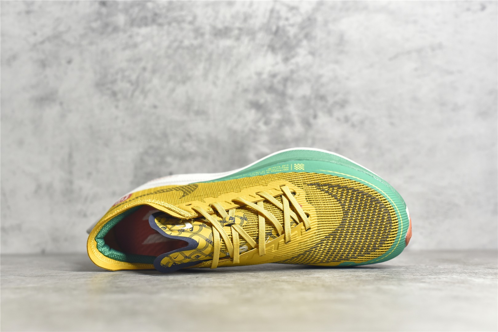图片[4]-#公司级别 马拉松2代 NK ZoomX Vaporfly NEXT% 最强跑鞋 这款新一代最强跑鞋在鞋面和鞋底都进行了全方位升级。鞋面使用了全新 Vaporweave 科技，这种类似蝉翼的材质相比 Flyknit 更加轻薄透气，更重要的是避免了鞋面吸收汗水和雨水，中底方面，除了延续全掌铲型碳板，中底 ZoomX 泡棉增容 15% 之多，形态上与 Vaporfly Elite 更为相似，但重量并没有增加 尺码：36 36.5 37.5 38 38.5 39 40 40.5 41 42 42.5 43 44 45-选品中心