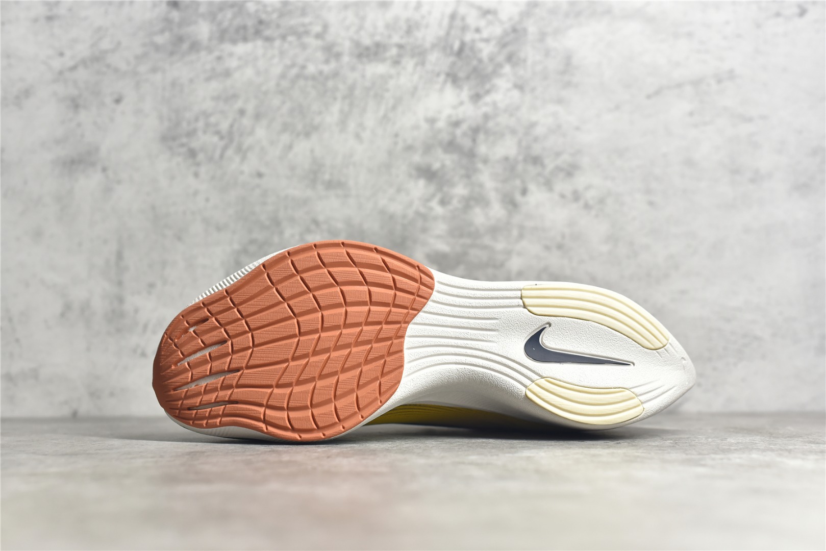 图片[6]-#公司级别 马拉松2代 NK ZoomX Vaporfly NEXT% 最强跑鞋 这款新一代最强跑鞋在鞋面和鞋底都进行了全方位升级。鞋面使用了全新 Vaporweave 科技，这种类似蝉翼的材质相比 Flyknit 更加轻薄透气，更重要的是避免了鞋面吸收汗水和雨水，中底方面，除了延续全掌铲型碳板，中底 ZoomX 泡棉增容 15% 之多，形态上与 Vaporfly Elite 更为相似，但重量并没有增加 尺码：36 36.5 37.5 38 38.5 39 40 40.5 41 42 42.5 43 44 45-选品中心