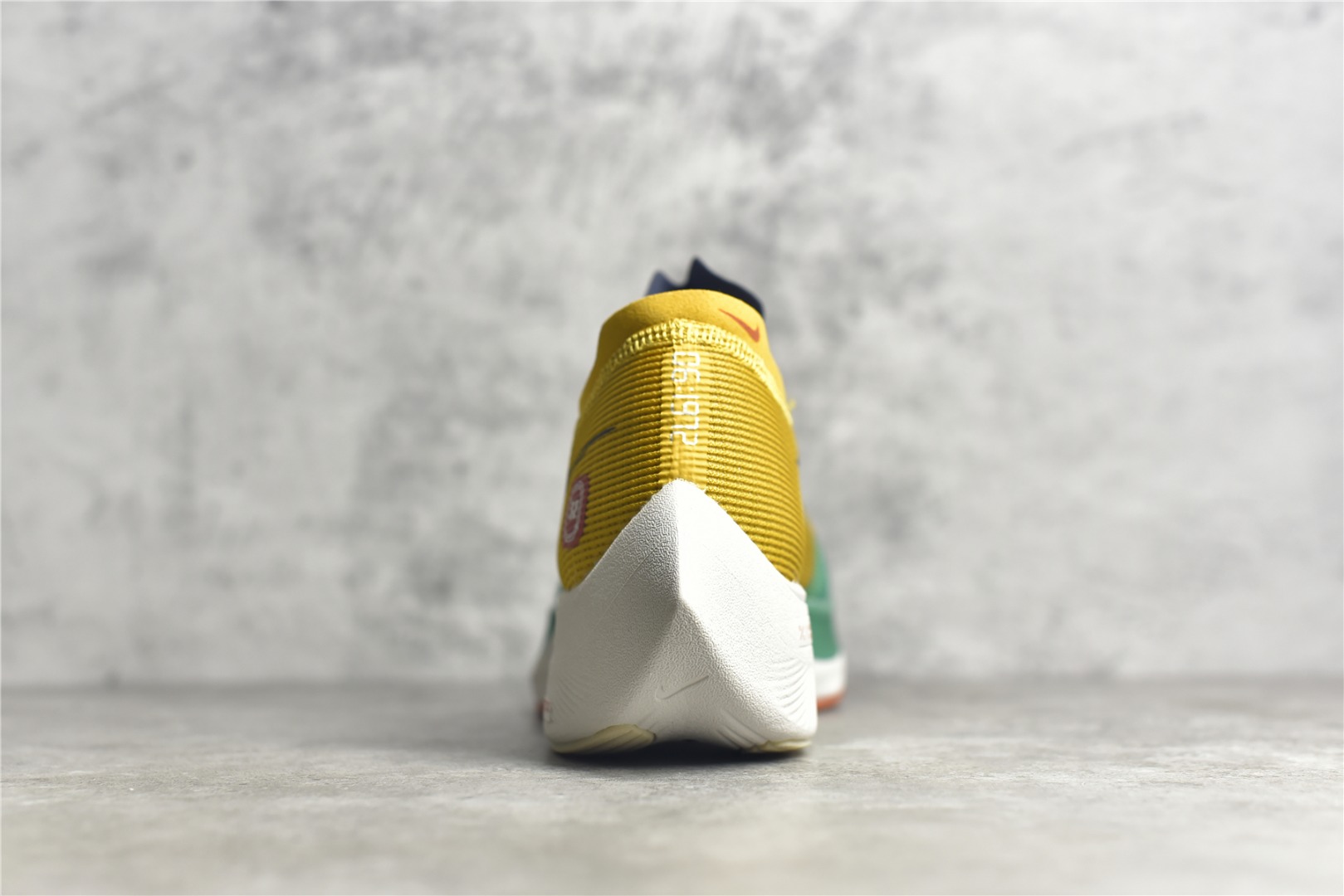 图片[5]-#公司级别 马拉松2代 NK ZoomX Vaporfly NEXT% 最强跑鞋 这款新一代最强跑鞋在鞋面和鞋底都进行了全方位升级。鞋面使用了全新 Vaporweave 科技，这种类似蝉翼的材质相比 Flyknit 更加轻薄透气，更重要的是避免了鞋面吸收汗水和雨水，中底方面，除了延续全掌铲型碳板，中底 ZoomX 泡棉增容 15% 之多，形态上与 Vaporfly Elite 更为相似，但重量并没有增加 尺码：36 36.5 37.5 38 38.5 39 40 40.5 41 42 42.5 43 44 45-选品中心