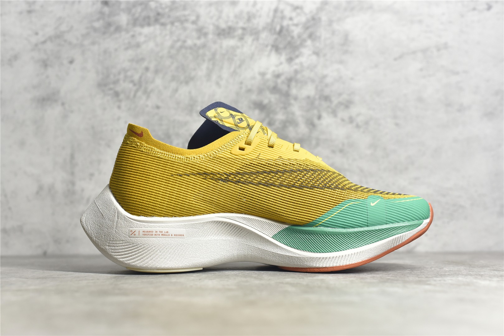 图片[3]-#公司级别 马拉松2代 NK ZoomX Vaporfly NEXT% 最强跑鞋 这款新一代最强跑鞋在鞋面和鞋底都进行了全方位升级。鞋面使用了全新 Vaporweave 科技，这种类似蝉翼的材质相比 Flyknit 更加轻薄透气，更重要的是避免了鞋面吸收汗水和雨水，中底方面，除了延续全掌铲型碳板，中底 ZoomX 泡棉增容 15% 之多，形态上与 Vaporfly Elite 更为相似，但重量并没有增加 尺码：36 36.5 37.5 38 38.5 39 40 40.5 41 42 42.5 43 44 45-选品中心
