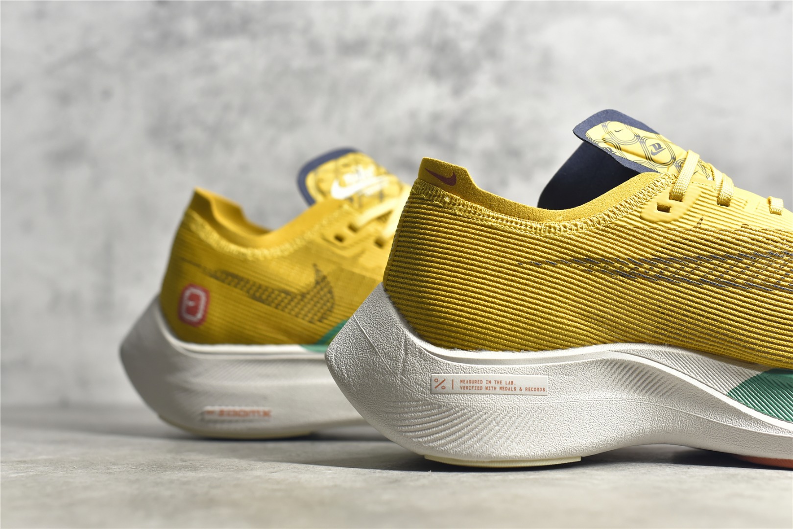 图片[9]-#公司级别 马拉松2代 NK ZoomX Vaporfly NEXT% 最强跑鞋 这款新一代最强跑鞋在鞋面和鞋底都进行了全方位升级。鞋面使用了全新 Vaporweave 科技，这种类似蝉翼的材质相比 Flyknit 更加轻薄透气，更重要的是避免了鞋面吸收汗水和雨水，中底方面，除了延续全掌铲型碳板，中底 ZoomX 泡棉增容 15% 之多，形态上与 Vaporfly Elite 更为相似，但重量并没有增加 尺码：36 36.5 37.5 38 38.5 39 40 40.5 41 42 42.5 43 44 45-选品中心