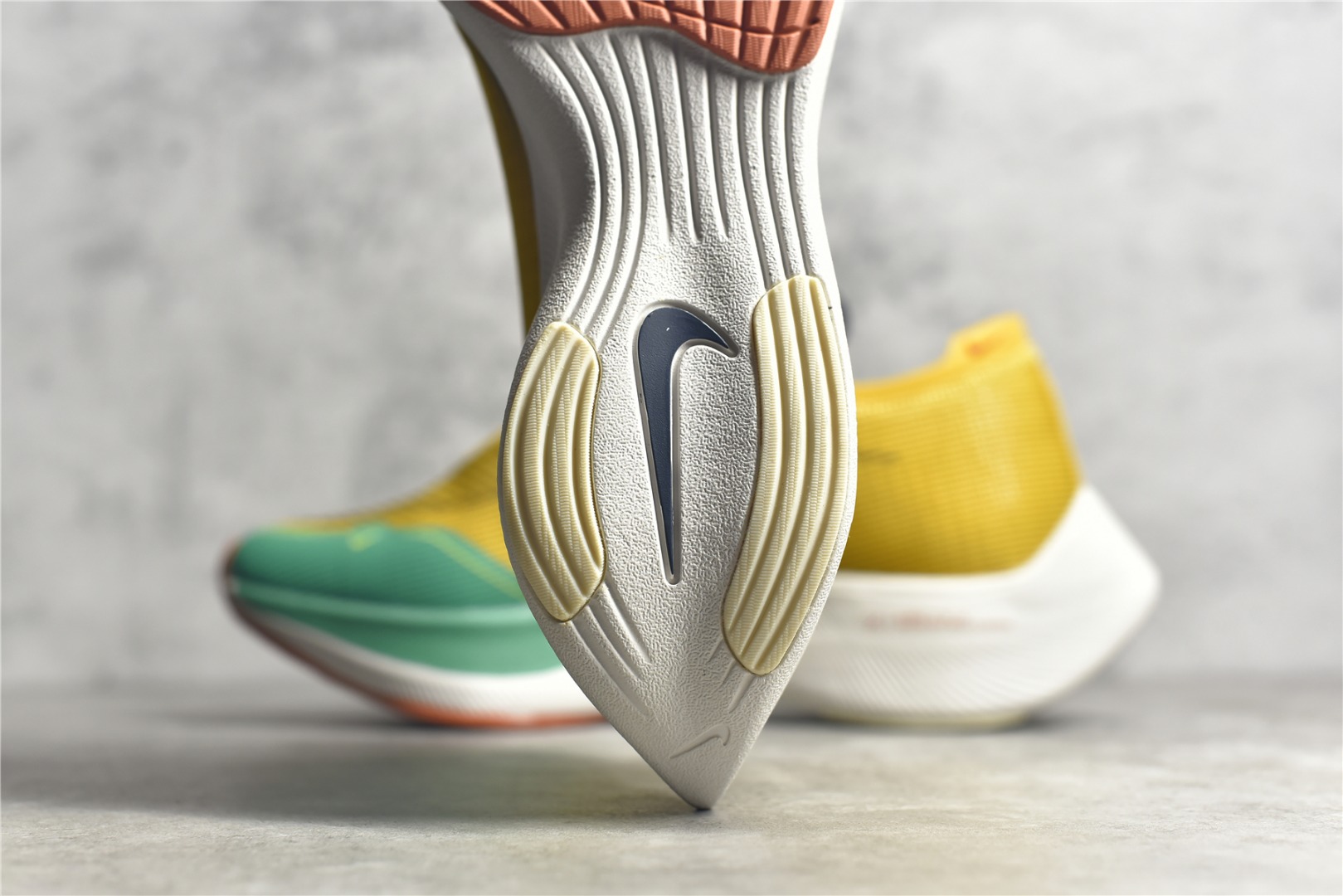 图片[8]-#公司级别 马拉松2代 NK ZoomX Vaporfly NEXT% 最强跑鞋 这款新一代最强跑鞋在鞋面和鞋底都进行了全方位升级。鞋面使用了全新 Vaporweave 科技，这种类似蝉翼的材质相比 Flyknit 更加轻薄透气，更重要的是避免了鞋面吸收汗水和雨水，中底方面，除了延续全掌铲型碳板，中底 ZoomX 泡棉增容 15% 之多，形态上与 Vaporfly Elite 更为相似，但重量并没有增加 尺码：36 36.5 37.5 38 38.5 39 40 40.5 41 42 42.5 43 44 45-选品中心