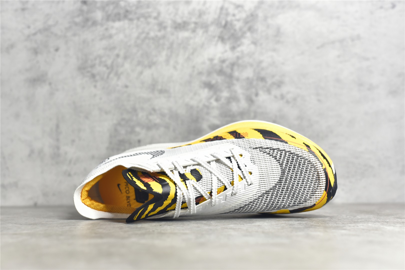 图片[4]-#公司级别 马拉松2代 NK ZoomX Vaporfly NEXT% 最强跑鞋 这款新一代最强跑鞋在鞋面和鞋底都进行了全方位升级。鞋面使用了全新 Vaporweave 科技，这种类似蝉翼的材质相比 Flyknit 更加轻薄透气，更重要的是避免了鞋面吸收汗水和雨水，中底方面，除了延续全掌铲型碳板，中底 ZoomX 泡棉增容 15% 之多，形态上与 Vaporfly Elite 更为相似，但重量并没有增加 尺码：36 36.5 37.5 38 38.5 39 40 40.5 41 42 42.5 43 44 45-选品中心