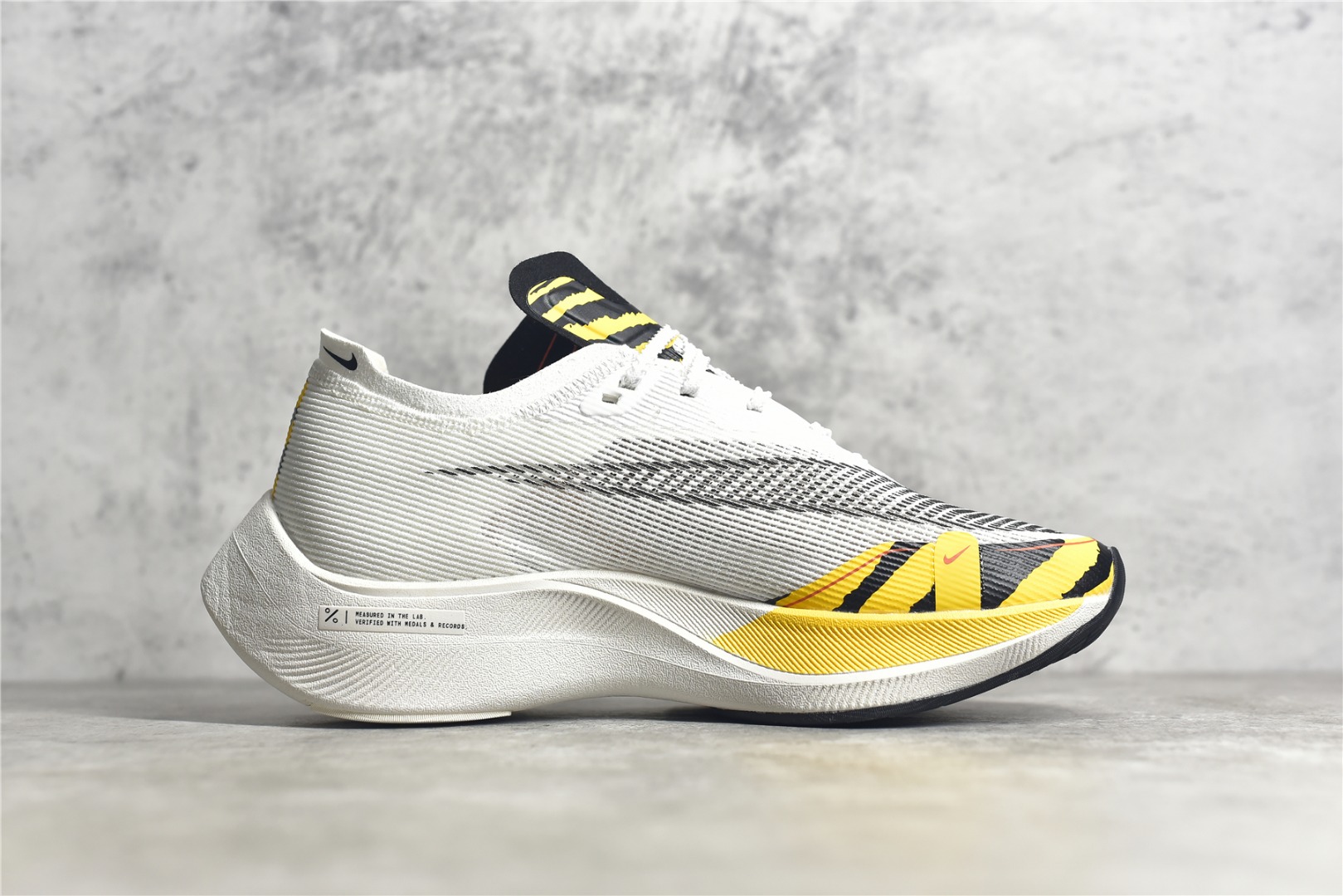 图片[3]-#公司级别 马拉松2代 NK ZoomX Vaporfly NEXT% 最强跑鞋 这款新一代最强跑鞋在鞋面和鞋底都进行了全方位升级。鞋面使用了全新 Vaporweave 科技，这种类似蝉翼的材质相比 Flyknit 更加轻薄透气，更重要的是避免了鞋面吸收汗水和雨水，中底方面，除了延续全掌铲型碳板，中底 ZoomX 泡棉增容 15% 之多，形态上与 Vaporfly Elite 更为相似，但重量并没有增加 尺码：36 36.5 37.5 38 38.5 39 40 40.5 41 42 42.5 43 44 45-选品中心