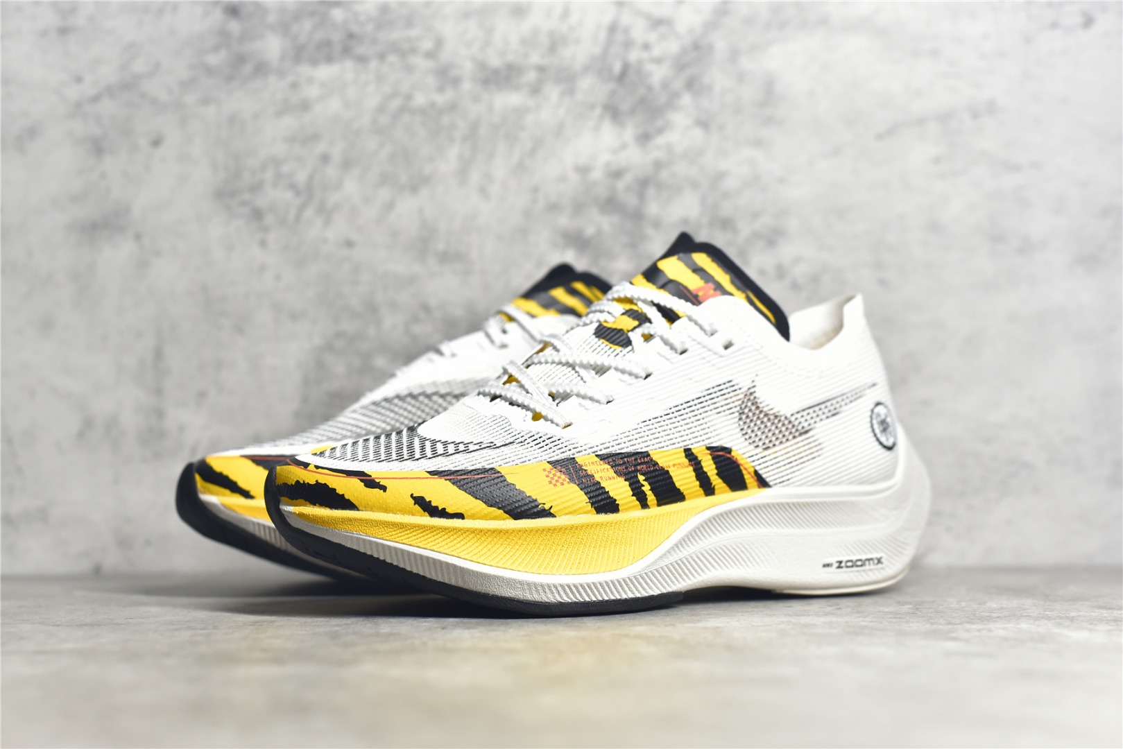 图片[2]-#公司级别 马拉松2代 NK ZoomX Vaporfly NEXT% 最强跑鞋 这款新一代最强跑鞋在鞋面和鞋底都进行了全方位升级。鞋面使用了全新 Vaporweave 科技，这种类似蝉翼的材质相比 Flyknit 更加轻薄透气，更重要的是避免了鞋面吸收汗水和雨水，中底方面，除了延续全掌铲型碳板，中底 ZoomX 泡棉增容 15% 之多，形态上与 Vaporfly Elite 更为相似，但重量并没有增加 尺码：36 36.5 37.5 38 38.5 39 40 40.5 41 42 42.5 43 44 45-选品中心