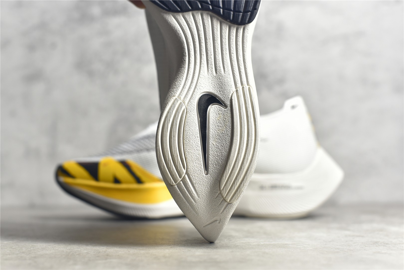 图片[8]-#公司级别 马拉松2代 NK ZoomX Vaporfly NEXT% 最强跑鞋 这款新一代最强跑鞋在鞋面和鞋底都进行了全方位升级。鞋面使用了全新 Vaporweave 科技，这种类似蝉翼的材质相比 Flyknit 更加轻薄透气，更重要的是避免了鞋面吸收汗水和雨水，中底方面，除了延续全掌铲型碳板，中底 ZoomX 泡棉增容 15% 之多，形态上与 Vaporfly Elite 更为相似，但重量并没有增加 尺码：36 36.5 37.5 38 38.5 39 40 40.5 41 42 42.5 43 44 45-选品中心