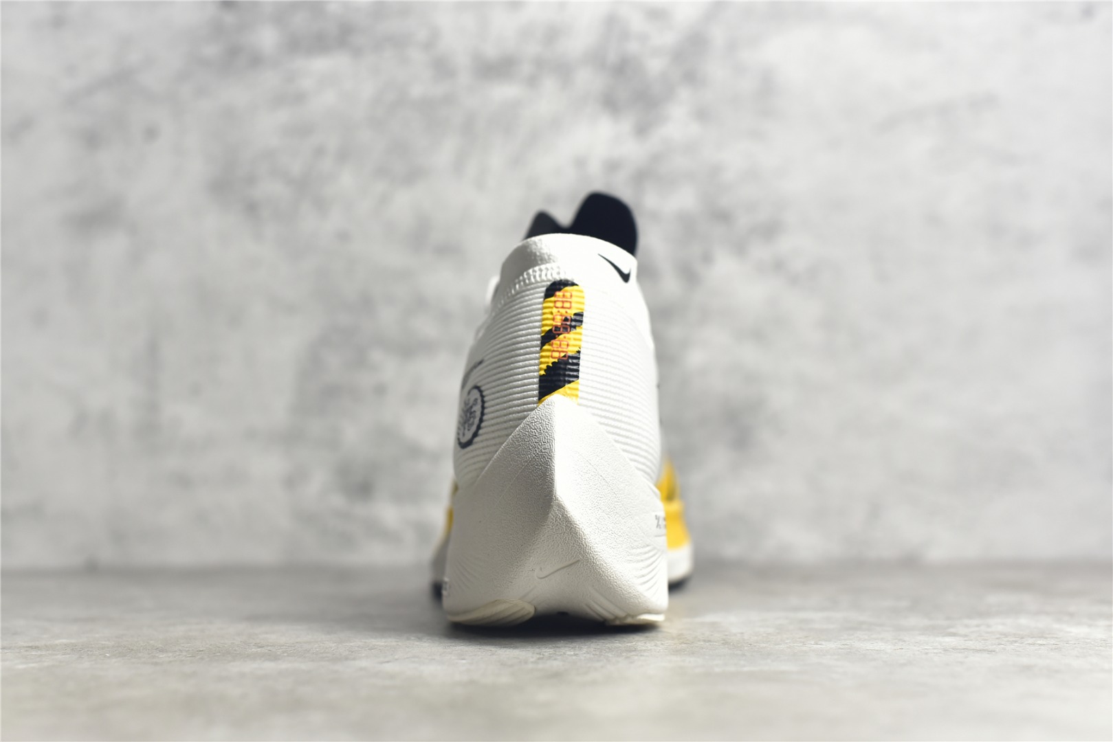 图片[5]-#公司级别 马拉松2代 NK ZoomX Vaporfly NEXT% 最强跑鞋 这款新一代最强跑鞋在鞋面和鞋底都进行了全方位升级。鞋面使用了全新 Vaporweave 科技，这种类似蝉翼的材质相比 Flyknit 更加轻薄透气，更重要的是避免了鞋面吸收汗水和雨水，中底方面，除了延续全掌铲型碳板，中底 ZoomX 泡棉增容 15% 之多，形态上与 Vaporfly Elite 更为相似，但重量并没有增加 尺码：36 36.5 37.5 38 38.5 39 40 40.5 41 42 42.5 43 44 45-选品中心