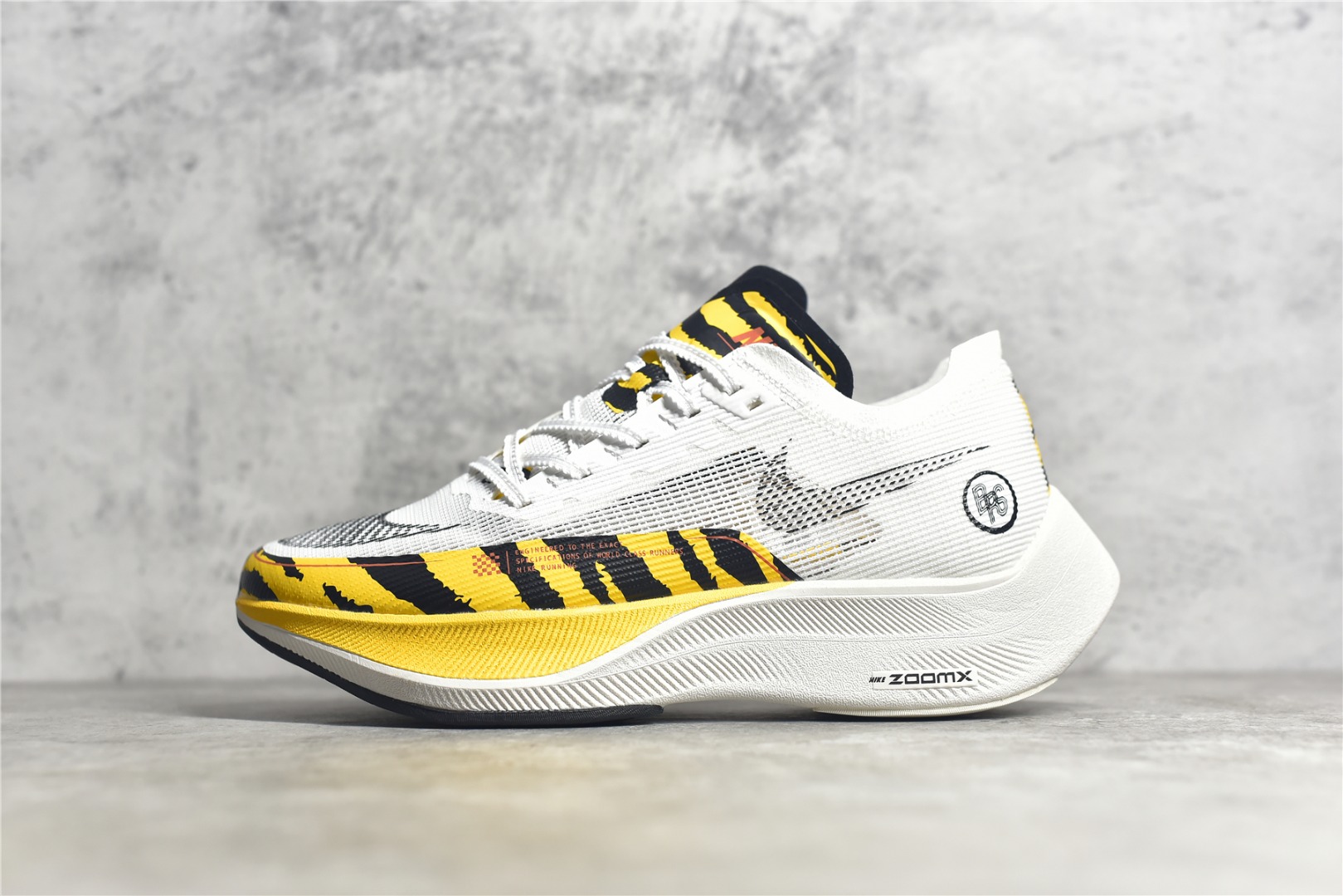 #公司级别 马拉松2代 NK ZoomX Vaporfly NEXT% 最强跑鞋 这款新一代最强跑鞋在鞋面和鞋底都进行了全方位升级。鞋面使用了全新 Vaporweave 科技，这种类似蝉翼的材质相比 Flyknit 更加轻薄透气，更重要的是避免了鞋面吸收汗水和雨水，中底方面，除了延续全掌铲型碳板，中底 ZoomX 泡棉增容 15% 之多，形态上与 Vaporfly Elite 更为相似，但重量并没有增加 尺码：36 36.5 37.5 38 38.5 39 40 40.5 41 42 42.5 43 44 45-选品中心
