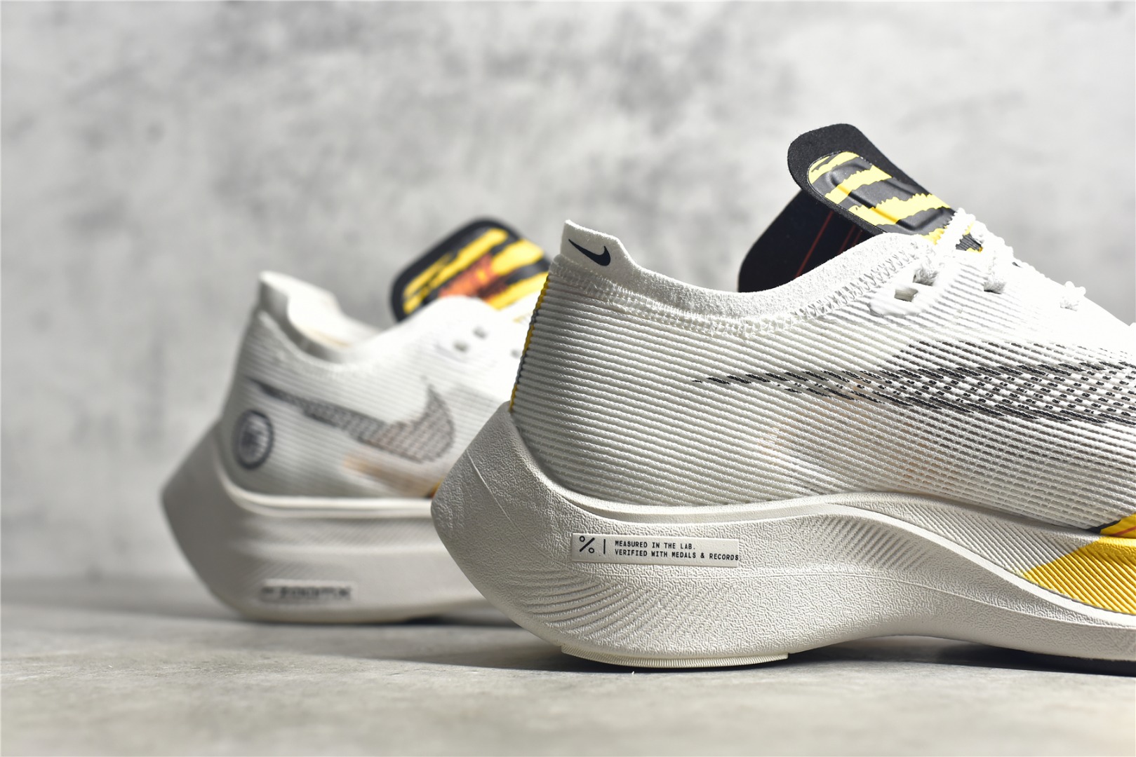 图片[9]-#公司级别 马拉松2代 NK ZoomX Vaporfly NEXT% 最强跑鞋 这款新一代最强跑鞋在鞋面和鞋底都进行了全方位升级。鞋面使用了全新 Vaporweave 科技，这种类似蝉翼的材质相比 Flyknit 更加轻薄透气，更重要的是避免了鞋面吸收汗水和雨水，中底方面，除了延续全掌铲型碳板，中底 ZoomX 泡棉增容 15% 之多，形态上与 Vaporfly Elite 更为相似，但重量并没有增加 尺码：36 36.5 37.5 38 38.5 39 40 40.5 41 42 42.5 43 44 45-选品中心