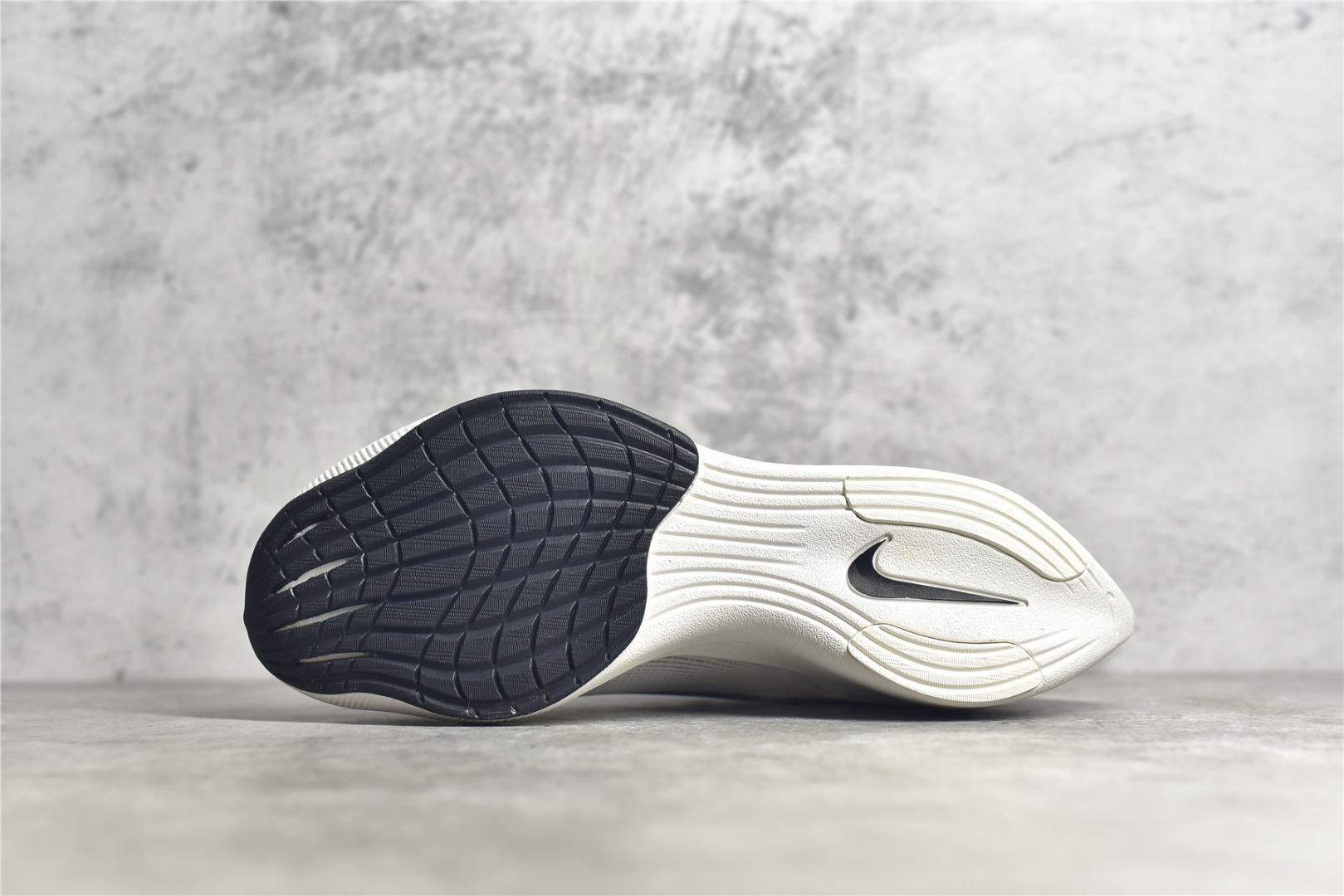 图片[6]-#公司级别 马拉松2代 NK ZoomX Vaporfly NEXT% 最强跑鞋 这款新一代最强跑鞋在鞋面和鞋底都进行了全方位升级。鞋面使用了全新 Vaporweave 科技，这种类似蝉翼的材质相比 Flyknit 更加轻薄透气，更重要的是避免了鞋面吸收汗水和雨水，中底方面，除了延续全掌铲型碳板，中底 ZoomX 泡棉增容 15% 之多，形态上与 Vaporfly Elite 更为相似，但重量并没有增加 尺码：36 36.5 37.5 38 38.5 39 40 40.5 41 42 42.5 43 44 45-选品中心