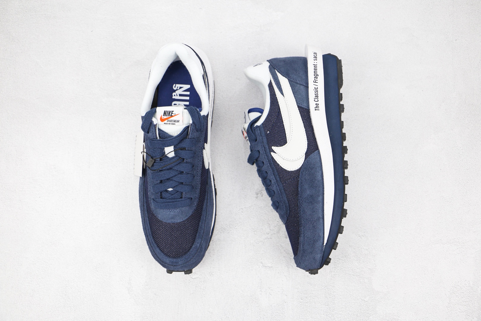 公司级 华夫二代 2.0 深蓝色 双钩 网面 透明 日式解构美学SACAI联名 × NIKE LDV Waffle重叠设计前卫华夫变形休闲慢跑鞋 sacai在SS19的发布会上展示了自己与Nike全新联名的系列，其中有两款鞋特别引人注目，这两款鞋均为混合鞋款，分别将Blazer与Dunk和Waffle Daybreak与LDV融为一体，采用了双鞋舌，双鞋带，双Swoosh的设计，并且每款鞋均有两种的配色方案。