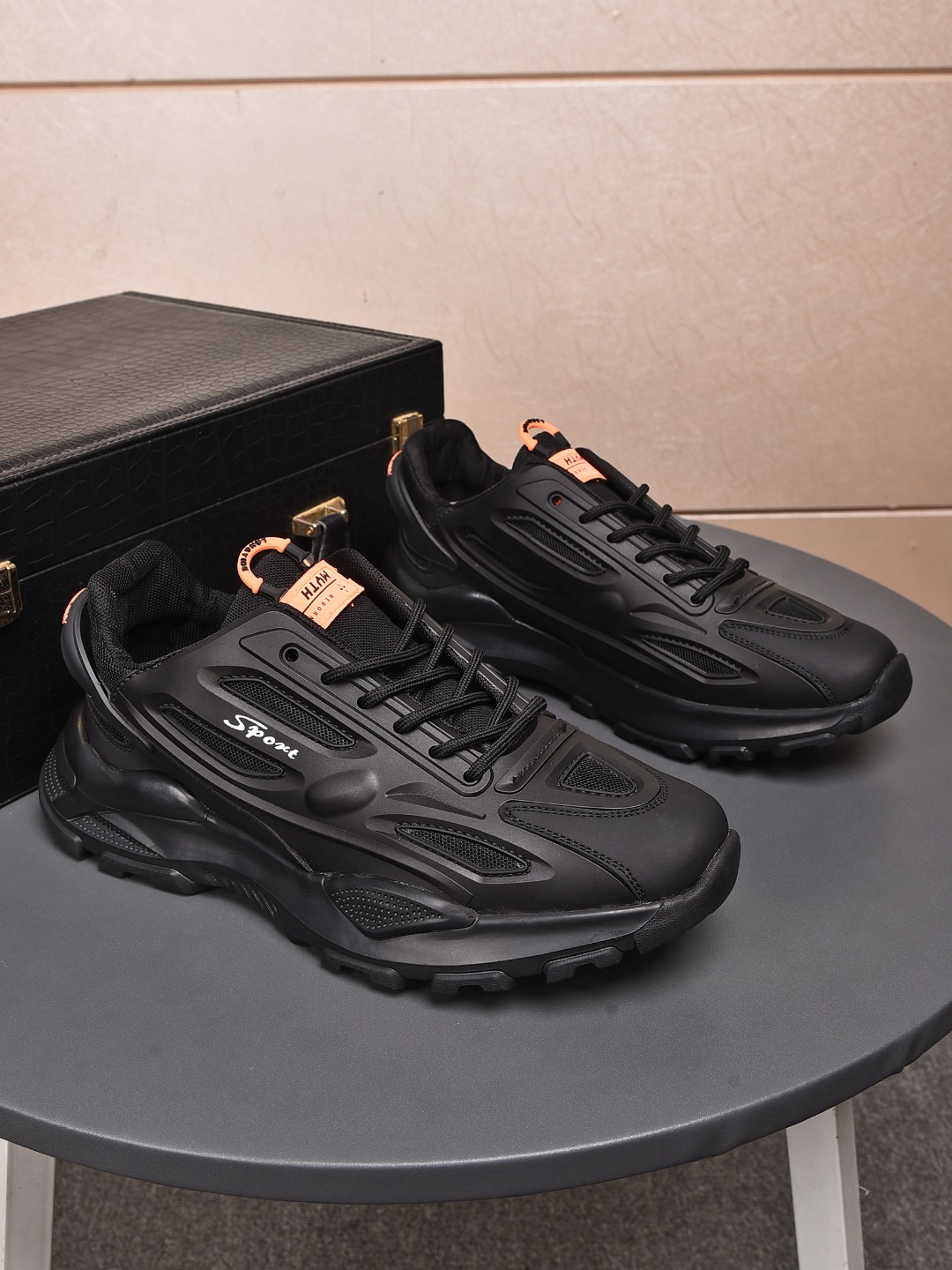 I5 普拉达 Prada 款号: I0 23 材质:头层牛皮+网内里:网纱 颜色:图片色鞋垫:真皮 鞋底:吸膜发泡底