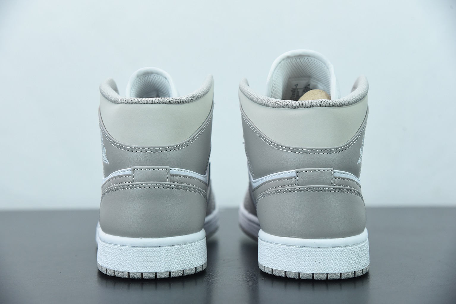 Air Jordan 1 Mid   "Linen"抹布 奶油 AJ1 中帮 白灰篮球鞋 货号：554724 082