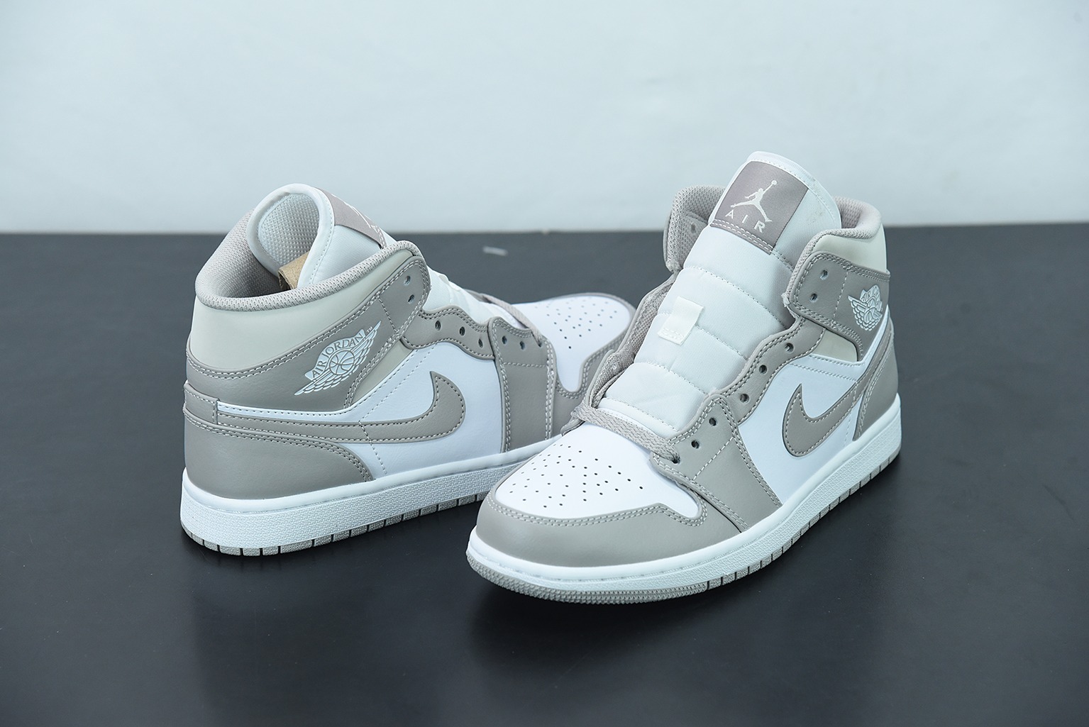 Air Jordan 1 Mid   "Linen"抹布 奶油 AJ1 中帮 白灰篮球鞋 货号：554724 082