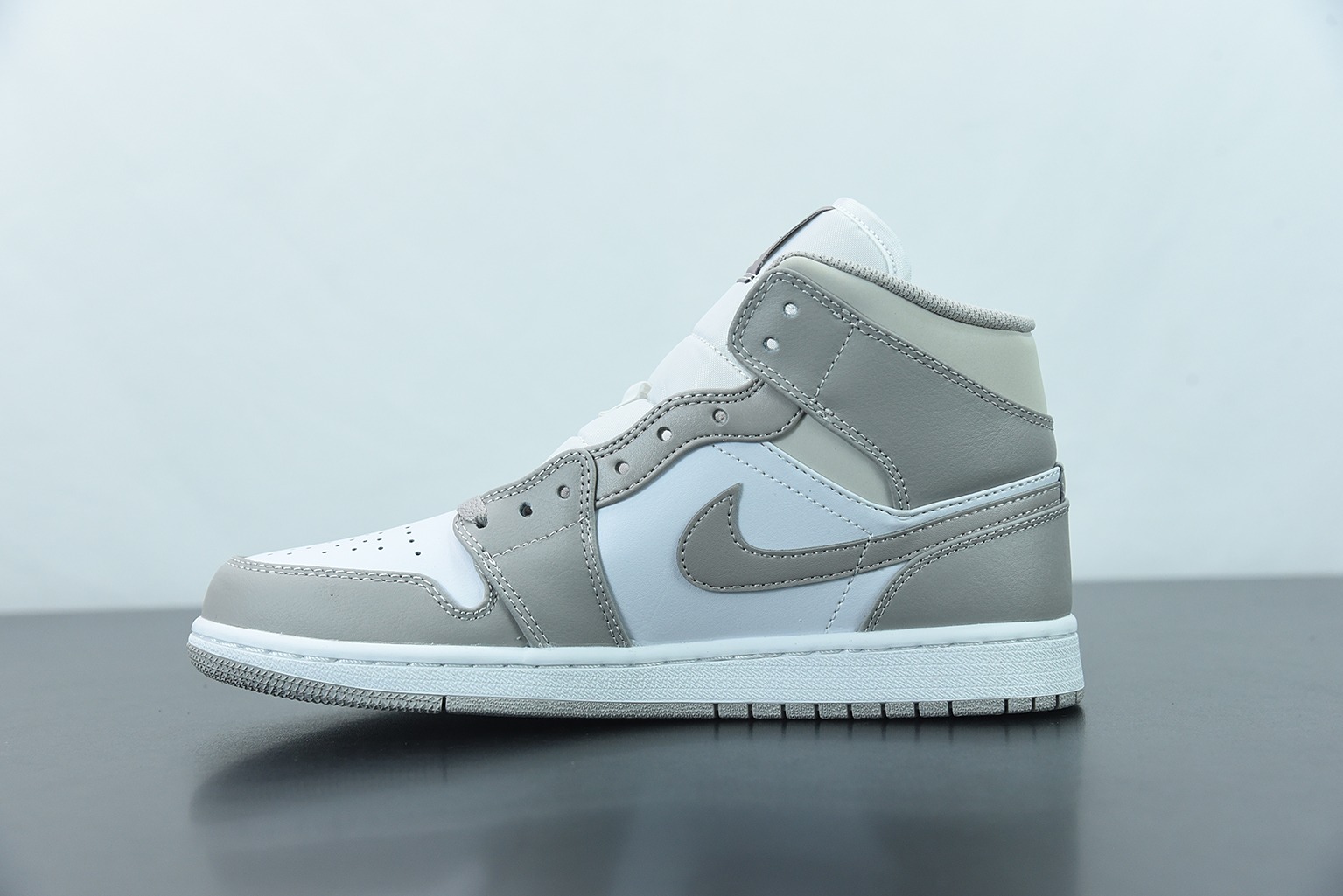 Air Jordan 1 Mid   "Linen"抹布 奶油 AJ1 中帮 白灰篮球鞋 货号：554724 082