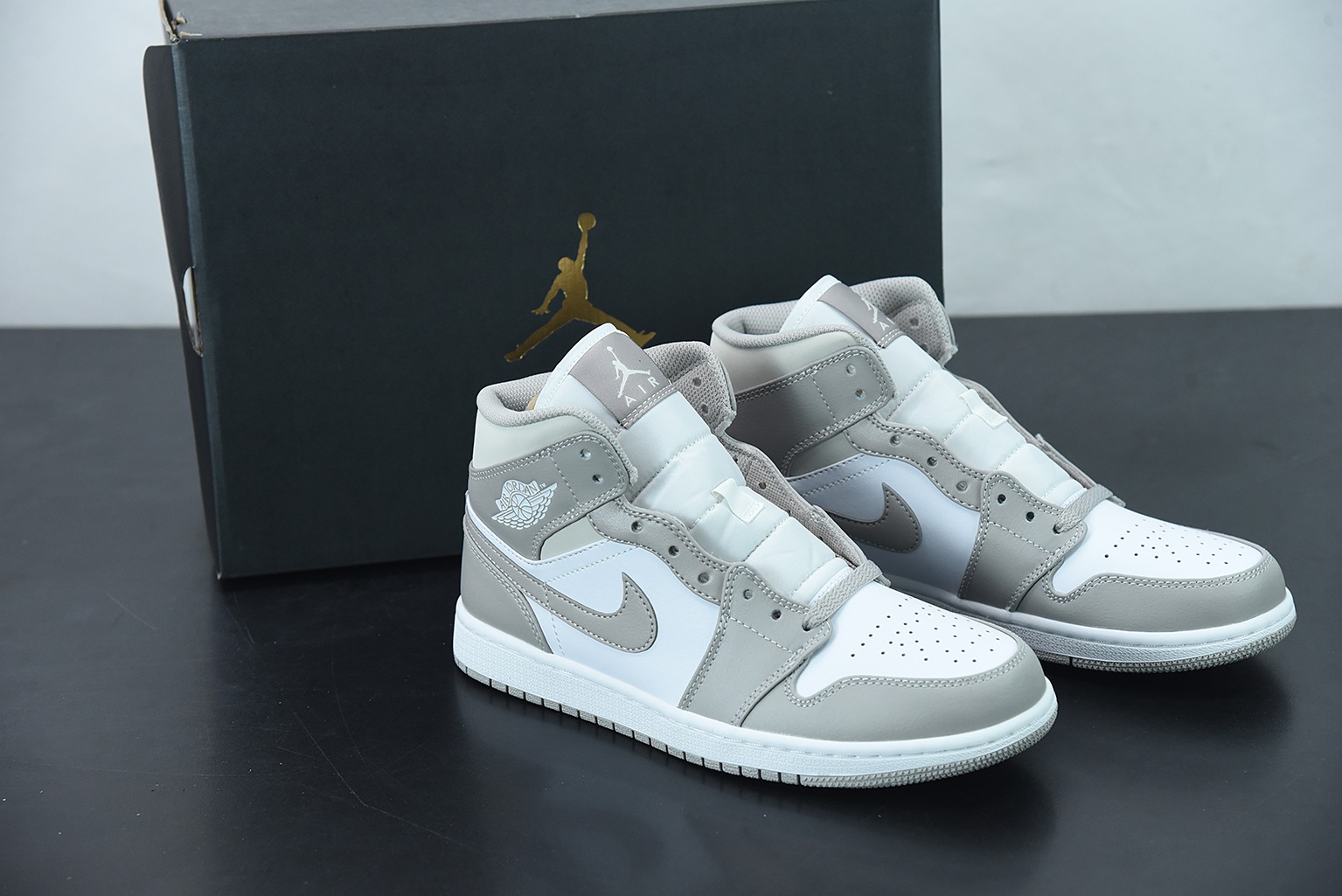 Air Jordan 1 Mid   "Linen"抹布 奶油 AJ1 中帮 白灰篮球鞋 货号：554724 082