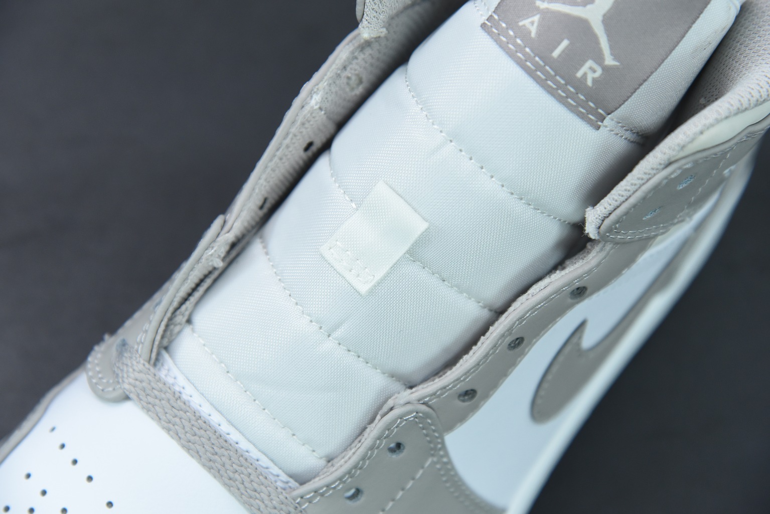 Air Jordan 1 Mid   "Linen"抹布 奶油 AJ1 中帮 白灰篮球鞋 货号：554724 082