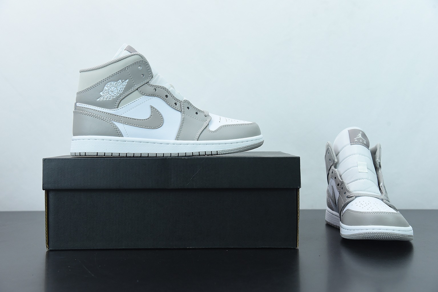 Air Jordan 1 Mid   "Linen"抹布 奶油 AJ1 中帮 白灰篮球鞋 货号：554724 082