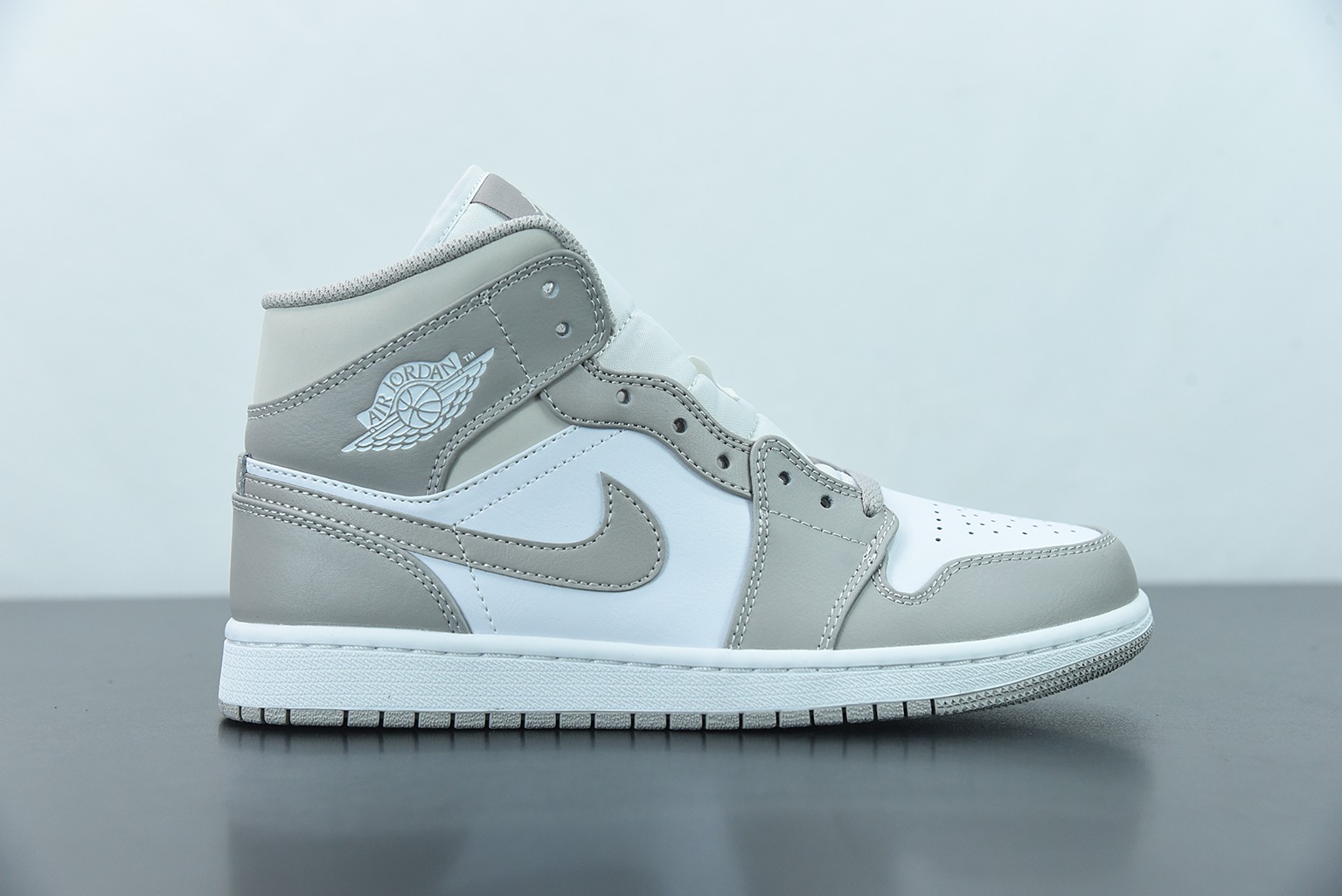 Air Jordan 1 Mid   "Linen"抹布 奶油 AJ1 中帮 白灰篮球鞋 货号：554724 082