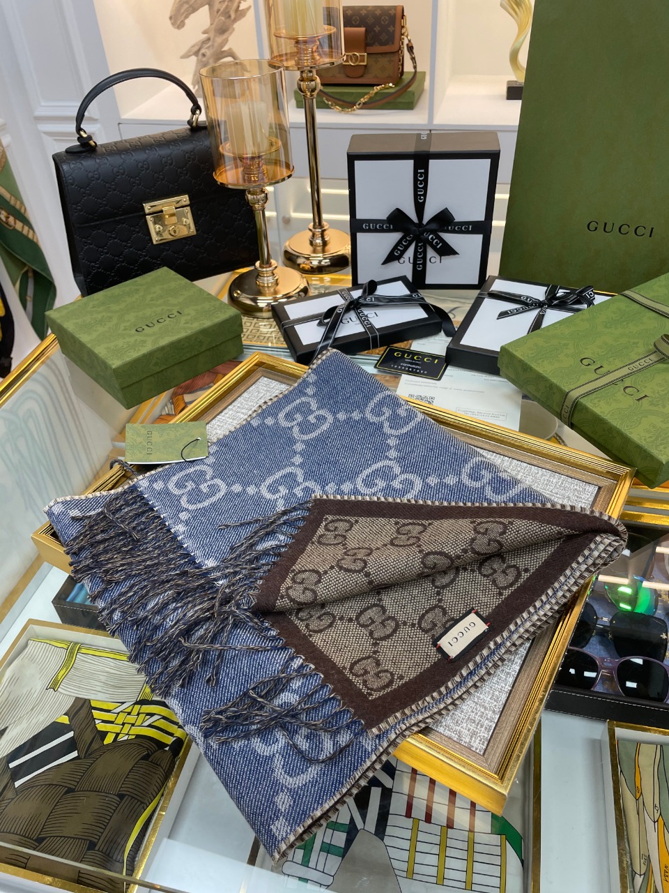 NO:603319,batch  Among the few general-purpose models with heavy-duty top-quality products from trading company channels and heavy-duty family benefits, this one is considered cheating. I have seen our quality at the G counter for the Nth time. The quality is really amazing. It is the Gucci that had the 'unspoken rules' of QC through its awesome channel before.  The most classic double-sided scarf with letters. If you have an authentic one, just pull it out and compare it. With this kind of appearance, you really don’t need to buy it on behalf of others. Everyone knows about regular orders. Basically, they place orders early. There are no mistakes. It is an evergreen model in the Gucci fashion industry, and it is the most classic.  I love the fabric, the double-sided jacquard double G letters, very western style, the upper body effect is incomparable, beautiful and simple, super nice restrained color matching, any G fan will like this style, it is textured and unobtrusive. During the photo taking process, I have been fascinated by the texture of the fabric and the effect of contrasting colors many times. It is rare to get channel goods, exported goods. I am so excited that I want to cry. See you so well  Just accept it. It is very difficult to receive the goods when customers place orders directly to trading companies. They are basically handled by QC. The fabrics are provided by Guilao, and the gap with domestic fabrics is really big. I can take pictures of this level of detail with my mobile phone and it will amaze the audience. 34*194cm.85 wool 15 silk ordinary scarf, ordinary scarf, gucci, real  silk19860909批 重磅极品贸易公司渠道货重磅家属福利少之又少的通用款里,这个算流弊的.在G专柜N次见到我们的品质真的绝了,还是之前那个牛逼的渠道被QC“潜规则”的Gucci最最经典的字母双面围巾.有正品的尽管拉出来PK一下这样的品相真的是免代购~正规单大家懂的,基本都早早的下单做了,妥妥的流弊,Gucci时尚界的常青树款,最最经典 面料大爱,双面色提花双G字母,很洋气的风格,上身效果无敌好看大气简约,超级好看的内敛配色,任何G粉都会喜欢的款吧,有质感不张扬拍照过程中已经多次被面料质感和撞色的效果迷倒.能拿到渠道货更是罕见,出口的货色.激动的都想哭泣.见好就收吧.这种客供下单直接给贸易公司的订单收到货很难.基本都被QC搞了.面料是鬼佬提供的,和国内的面料差距真的好大.这种细腻程度我用手机拍出来都能惊艳全场34*194cm.85羊毛15真丝普通围巾,普通围巾,gucci,real silk,scarf