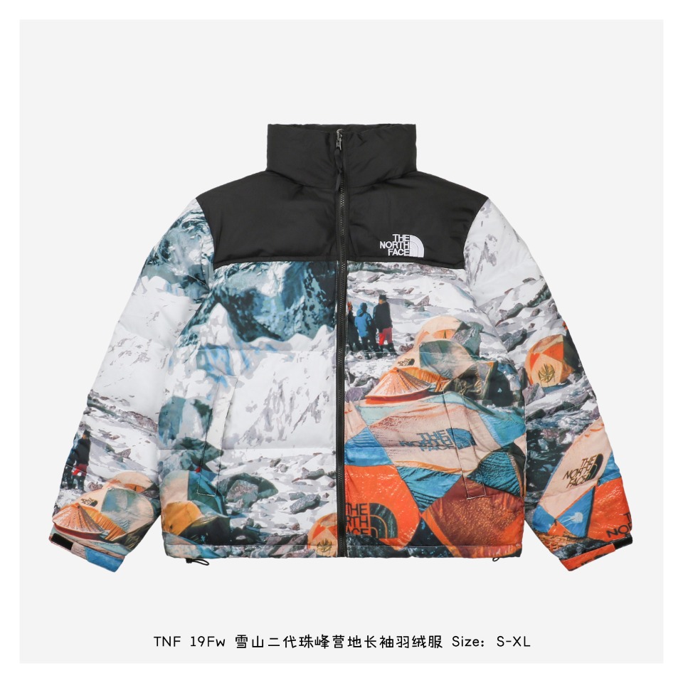 💢
The North Face/北面 19Fw 雪山二代珠峰营地长袖羽绒服
在1987年一场名为「Snowbird Everest Expedition」的极地探险中， #The North Face[品牌]#产品及专业装备总监SallyMcCoy尝试以美国首位女性的身份挑战珠穆朗玛峰，可惜被40年一遇的暴风雪影响进度，错过了登顶机会，但是这次宝贵的探索攀登经验却为她带来了无数的设计灵感，成就了Nuptse、 Denali 等经典登山外套与「Expedition System」概念的诞生。这张照片，正是随行摄影师ChrisNoble在珠穆朗玛峰基地营记录下来的瞬间，原版购入样衣进行打版，统一使用新国际标准90白鸭绒（可检测）以蓬松度700的标准，每件羽绒不低于330克，百分之百填充，纯羽绒为了区分小作坊的手工填充羽绒，我们统一选择使用MCGS机器填充，针对每个裁片的充绒数量，羽绒搅动的蓬松度，控制以及成品版型/重量，均需要精准计算而来刺绣，使用大家所熟知的田岛刺绣机刺绣，12针进口机器刺绣，前幅后幅均为8734针，进口单股纯白珠光线，珠光线让图案立体，羽绒内胆900密度双层胆布附带防跑绒涂层，保持羽绒版型同时，保证干洗后羽绒不走位，内里内衬900密度附带防跑绒涂层，在此再为跑绒问题增加一强力护盾，经典的拉链一定是采用原版一致的YKK客供原厂定制拉链，刻字清晰，质感细腻饱满！袖口，领口均采用原版魔术贴，经久耐用，辅料五金全部原厂定制，细节决定品质 
Size：S-XXl