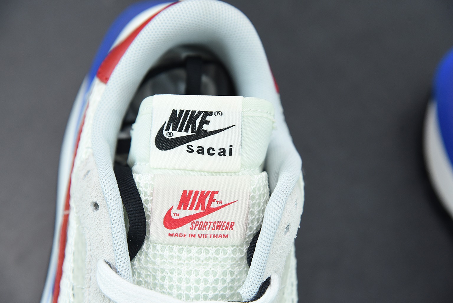 Sacai x Nike VaporWaffle"Grey/Black/Blue/Red"改良马拉松解构设计前卫变形三层底休闲慢跑鞋 货号:CV1363-100