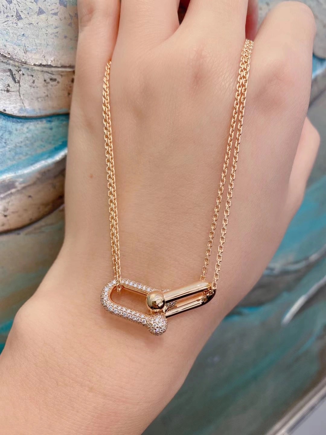 NO:631515,The industrial-style design of the HardWear series looks cool but still feminine. It belongs to that group of temperament that stands out among the crowd. Cardia high-end accessories19860909HardWear系列工业风的设计看起来就很酷但又不失女人味,属于在茫茫人海中很出众的那一趴气质,,卡迪亚高端饰品,Jewelry