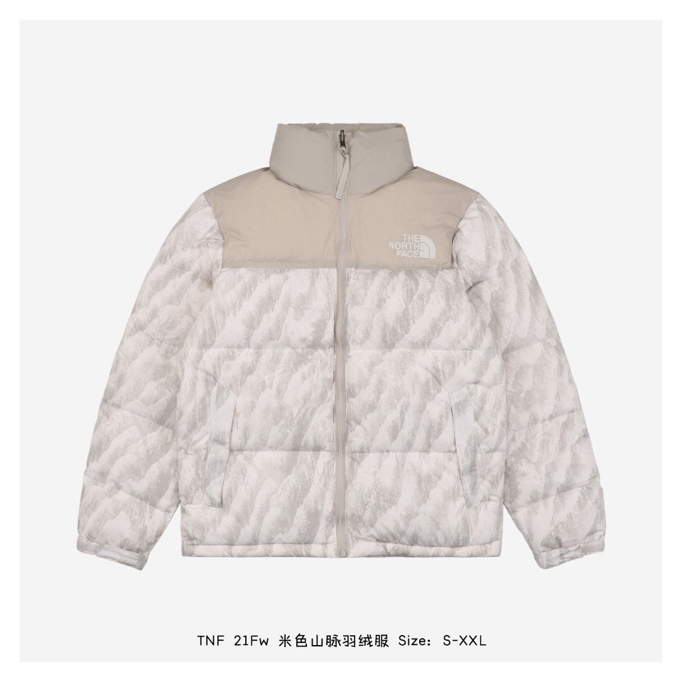 💢
The North Face/北面  21Fw 米色山脉羽绒服
原版购入样衣进行打版，统一使用新国际标准60白鸭绒（可检测）以蓬松度600的标准，每件羽绒不低于330克，百分之百填充，纯羽绒为了区分小作坊的手工填充羽绒，我们统一选择使用MCGS机器填充，针对每个裁片的充绒数量，羽绒搅动的蓬松度，控制以及成品版型/重量，均需要精准计算而来刺绣，使用大家所熟知的田岛刺绣机刺绣，12针进口机器刺绣，前幅后幅均为8734针，进口单股纯白珠光线，珠光线让图案立体，羽绒内胆900密度双层胆布附带防跑绒涂层，保持羽绒版型同时，保证干洗后羽绒不走位，内里内衬900密度附带防跑绒涂层，在此再为跑绒问题增加一强力护盾，经典的拉链一定是采用原版一致的YKK客供原厂定制拉链，刻字清晰，质感细腻饱满，袖口，领口均采用原版魔术贴，经久耐用，辅料五金全部原厂定制，细节决定品质
Size：S-XXL