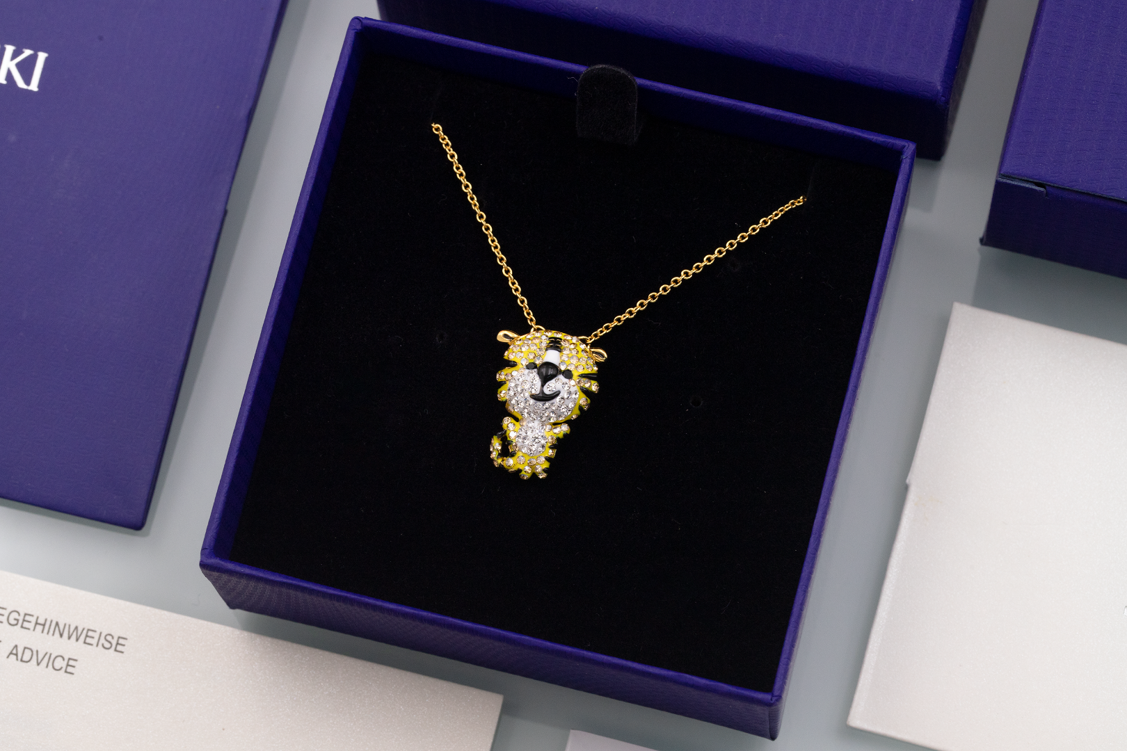 批120👍🏻【新品】施华洛世奇 Zodiac Tiger 萌虎送福 项链 新年礼物本命年
💥含包装💥  🔥量大私聊！
戴上这款趣致的链坠庆祝虎年。这款项链采用趣致盎然的设计,透过
种充满帝王霸气的镀金色色调,并利用密镶仿水晶象征老虎大胆勇敢、
昂首阔步的特性,寓意虎年虎虎生威、无畏无惧。这款项链是属于
Tiger系列的产品,专为庆祝春节而设。
📌编号:5620291
📌尺寸:38cm+调节链