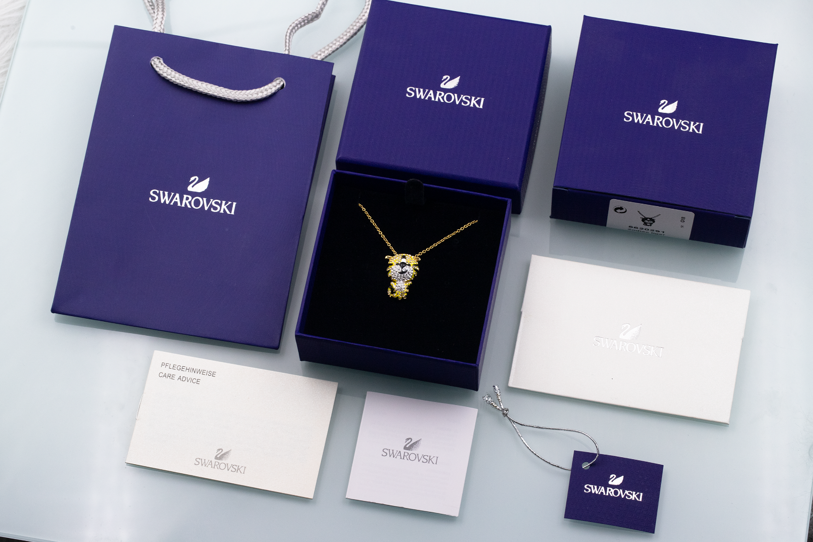 批120👍🏻【新品】施华洛世奇 Zodiac Tiger 萌虎送福 项链 新年礼物本命年
💥含包装💥  🔥量大私聊！
戴上这款趣致的链坠庆祝虎年。这款项链采用趣致盎然的设计,透过
种充满帝王霸气的镀金色色调,并利用密镶仿水晶象征老虎大胆勇敢、
昂首阔步的特性,寓意虎年虎虎生威、无畏无惧。这款项链是属于
Tiger系列的产品,专为庆祝春节而设。
📌编号:5620291
📌尺寸:38cm+调节链