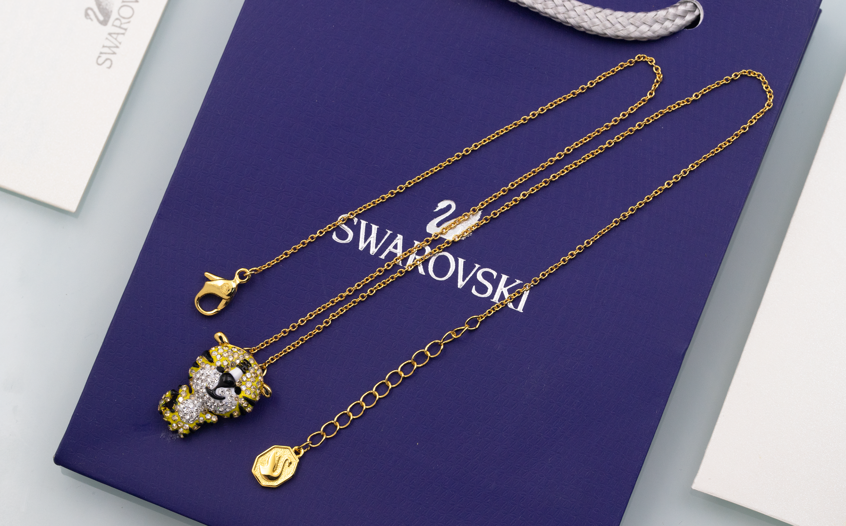 批120👍🏻【新品】施华洛世奇 Zodiac Tiger 萌虎送福 项链 新年礼物本命年
💥含包装💥  🔥量大私聊！
戴上这款趣致的链坠庆祝虎年。这款项链采用趣致盎然的设计,透过
种充满帝王霸气的镀金色色调,并利用密镶仿水晶象征老虎大胆勇敢、
昂首阔步的特性,寓意虎年虎虎生威、无畏无惧。这款项链是属于
Tiger系列的产品,专为庆祝春节而设。
📌编号:5620291
📌尺寸:38cm+调节链