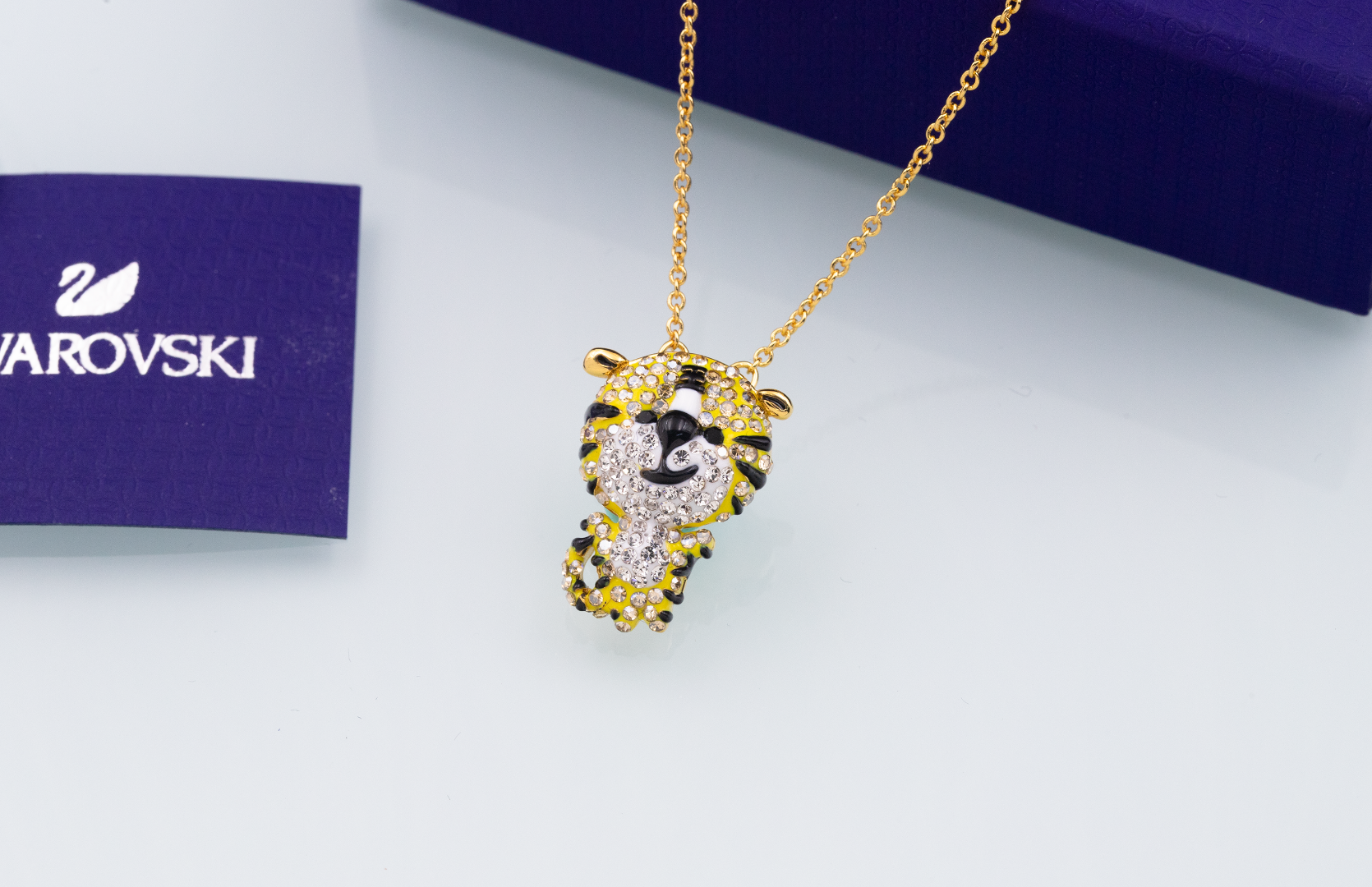 批120👍🏻【新品】施华洛世奇 Zodiac Tiger 萌虎送福 项链 新年礼物本命年
💥含包装💥  🔥量大私聊！
戴上这款趣致的链坠庆祝虎年。这款项链采用趣致盎然的设计,透过
种充满帝王霸气的镀金色色调,并利用密镶仿水晶象征老虎大胆勇敢、
昂首阔步的特性,寓意虎年虎虎生威、无畏无惧。这款项链是属于
Tiger系列的产品,专为庆祝春节而设。
📌编号:5620291
📌尺寸:38cm+调节链