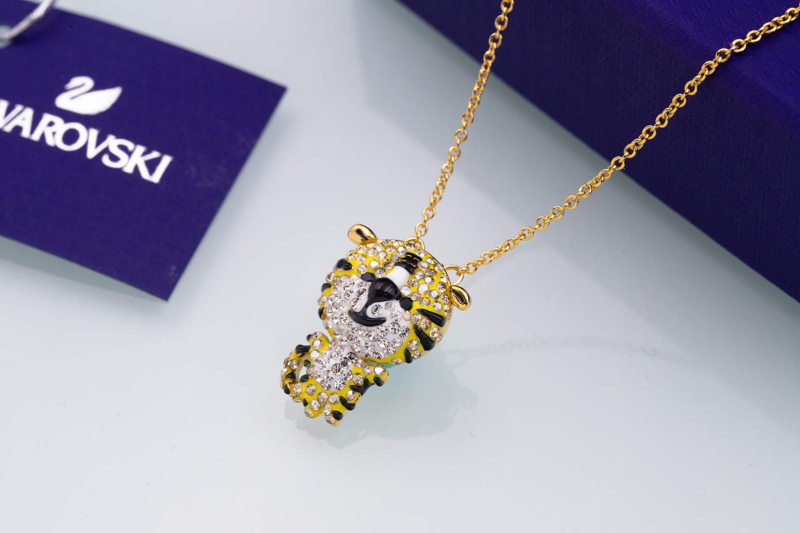 批120👍🏻【新品】施华洛世奇 Zodiac Tiger 萌虎送福 项链 新年礼物本命年
💥含包装💥  🔥量大私聊！
戴上这款趣致的链坠庆祝虎年。这款项链采用趣致盎然的设计,透过
种充满帝王霸气的镀金色色调,并利用密镶仿水晶象征老虎大胆勇敢、
昂首阔步的特性,寓意虎年虎虎生威、无畏无惧。这款项链是属于
Tiger系列的产品,专为庆祝春节而设。
📌编号:5620291
📌尺寸:38cm+调节链