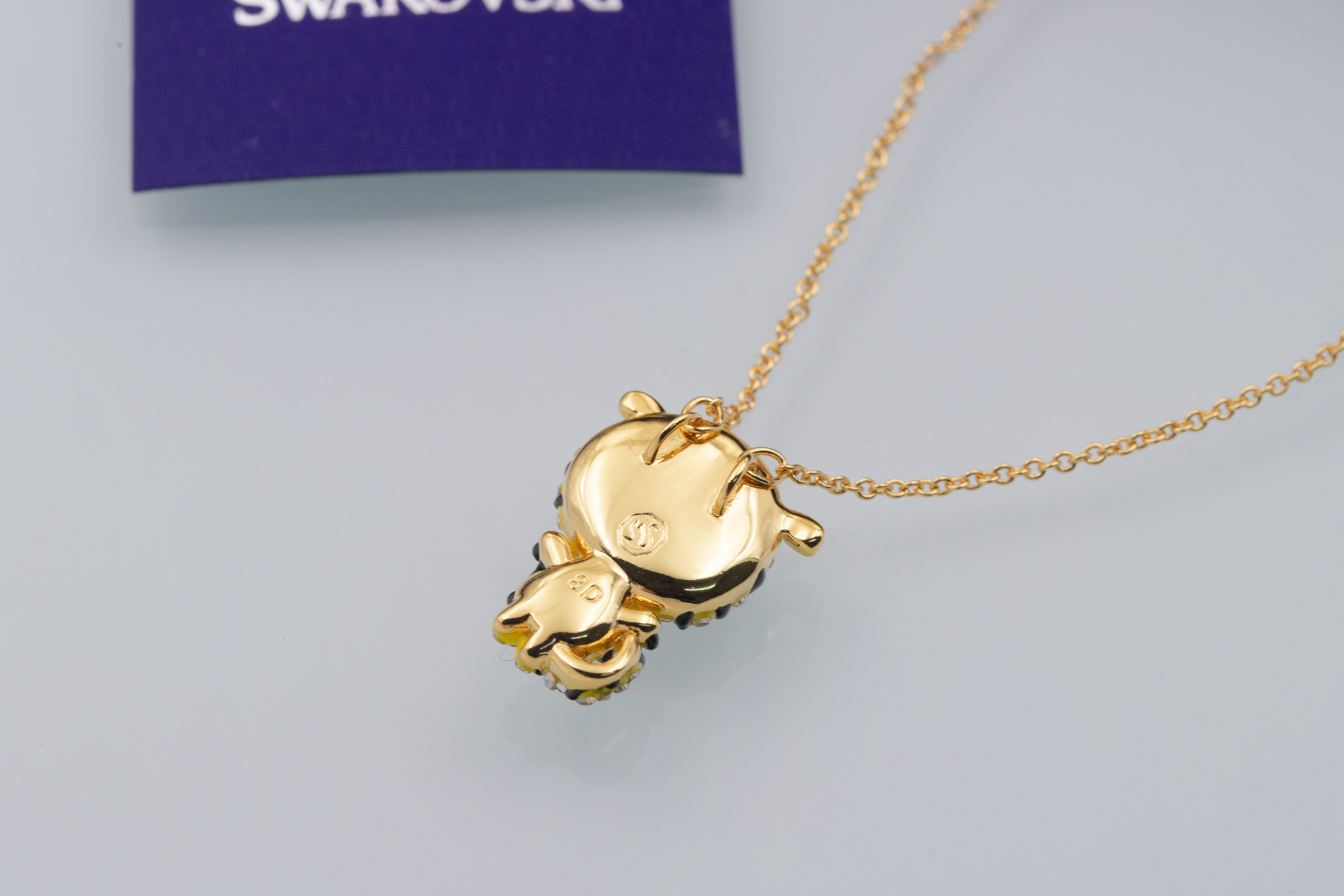 批120👍🏻【新品】施华洛世奇 Zodiac Tiger 萌虎送福 项链 新年礼物本命年
💥含包装💥  🔥量大私聊！
戴上这款趣致的链坠庆祝虎年。这款项链采用趣致盎然的设计,透过
种充满帝王霸气的镀金色色调,并利用密镶仿水晶象征老虎大胆勇敢、
昂首阔步的特性,寓意虎年虎虎生威、无畏无惧。这款项链是属于
Tiger系列的产品,专为庆祝春节而设。
📌编号:5620291
📌尺寸:38cm+调节链