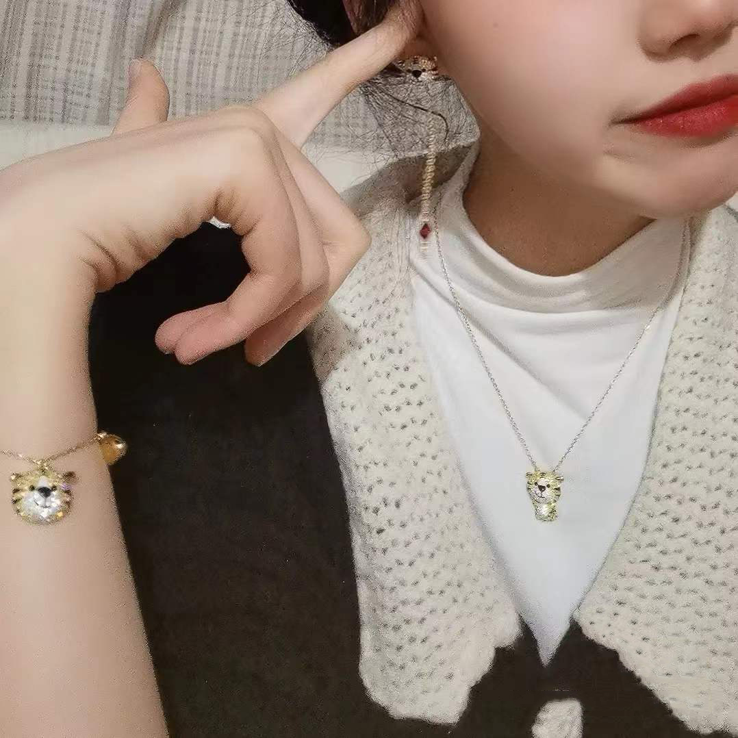 批120👍🏻【新品】施华洛世奇 Zodiac Tiger 萌虎送福 项链 新年礼物本命年
💥含包装💥  🔥量大私聊！
戴上这款趣致的链坠庆祝虎年。这款项链采用趣致盎然的设计,透过
种充满帝王霸气的镀金色色调,并利用密镶仿水晶象征老虎大胆勇敢、
昂首阔步的特性,寓意虎年虎虎生威、无畏无惧。这款项链是属于
Tiger系列的产品,专为庆祝春节而设。
📌编号:5620291
📌尺寸:38cm+调节链