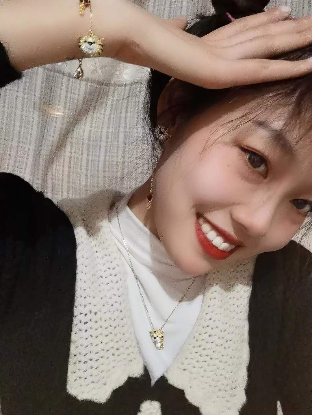 批120👍🏻【新品】施华洛世奇 Zodiac Tiger 萌虎送福 项链 新年礼物本命年
💥含包装💥  🔥量大私聊！
戴上这款趣致的链坠庆祝虎年。这款项链采用趣致盎然的设计,透过
种充满帝王霸气的镀金色色调,并利用密镶仿水晶象征老虎大胆勇敢、
昂首阔步的特性,寓意虎年虎虎生威、无畏无惧。这款项链是属于
Tiger系列的产品,专为庆祝春节而设。
📌编号:5620291
📌尺寸:38cm+调节链