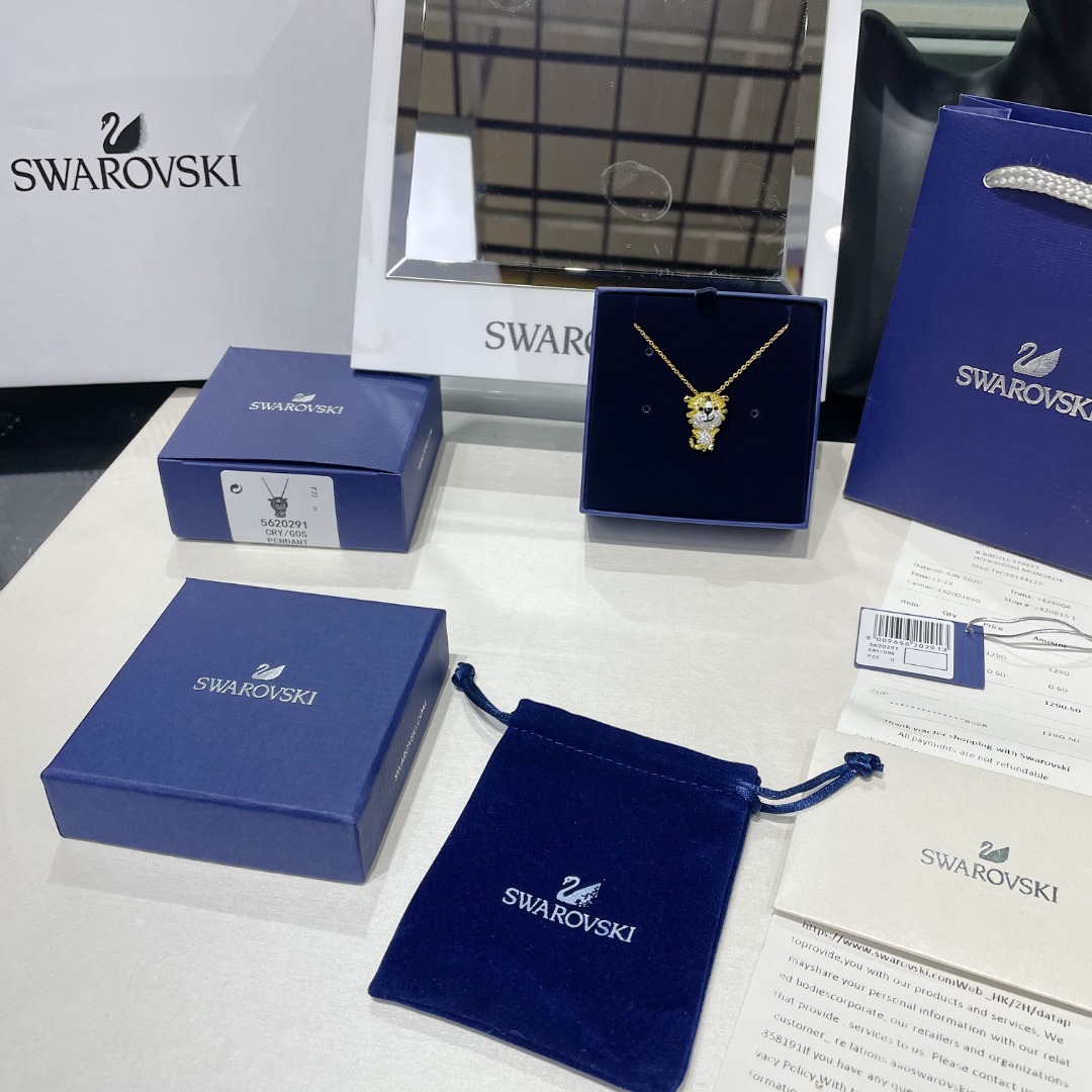 💰105 【新品】施华洛世奇 Zodiac Tiger 萌虎送福 项链 新年礼物本命年,戴上这款趣緻的链坠庆祝虎年。这款手链采用趣致盎然的设计，透过一种充满帝王霸气的镀金色色调，并利用密镶仿水晶象徵老虎大胆勇敢、昂首阔步的特性，寓意虎年虎虎生威、无畏无惧。是送给自己或爱人的完美礼物。这款项链是属於Tiger 系列的产品，专为庆祝春节而设。产品编号: 5620291  系列:  Zodiac Tiger  长度: 38 厘米  链坠: 2x1.6 厘米