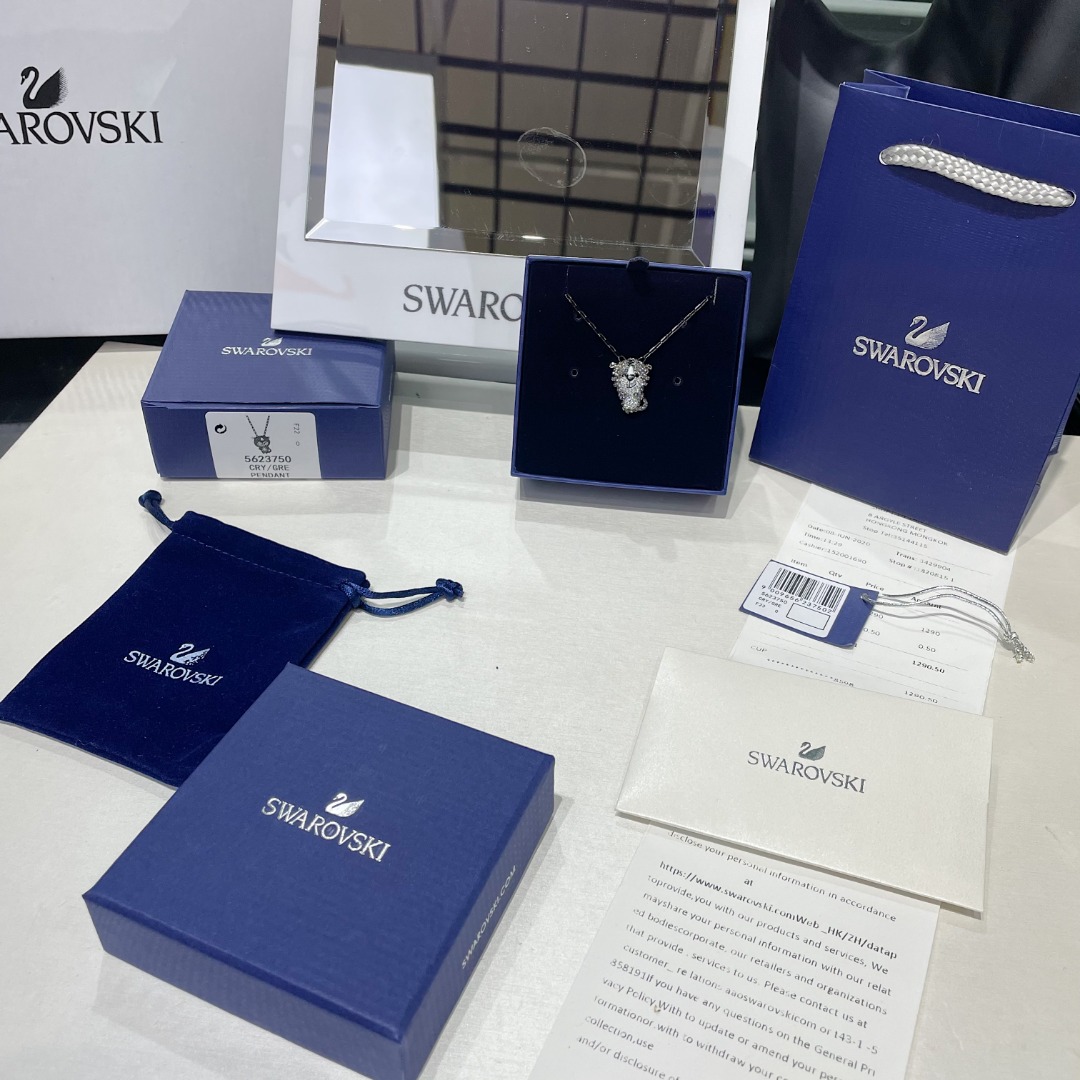 💰105【新品】施华洛世奇Zodiac Tiger 炫酷老虎 项链 新年礼物 本命年，戴上这款趣緻的链坠庆祝虎年。这款链坠采用趣致盎然的设计，透过一种现代的镀黑铬色色调，并利用密镶仿水晶象徵老虎大胆勇敢、昂首阔步的特性，寓意虎年虎虎生威、无畏无惧。是送给自己或爱人的完美礼物。这款手链是属於Tiger 系列的产品，专为庆祝春节而设。产品编号: 5623750  系列:  Zodiac Tiger  长度: 60 厘米  链坠: 2x1.6 厘米