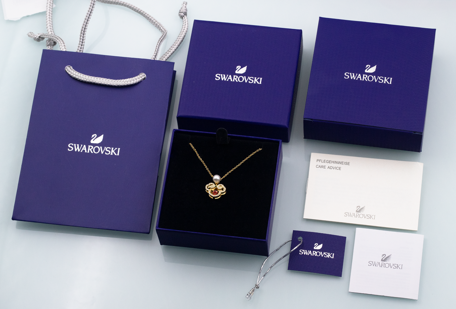 批115👍🏻【新品】施华洛世奇Gratia 柿柿如意 项链
😍😍😍红色服装搭配，美绝了！
💥含包装💥 🔥量大私聊！
这款精致的链坠造型隽永别致,其设计灵感来自故宫博物院的馆藏文物。
这款链坠除了展示施华洛世奇仿水晶和红色 Dancing Stone的魅力,还
以悬垂在典雅镀金色调饰链的仿水晶密鑲「如意」标志加以点缀。这款链
坠是我们与故宫宫廷文化共同设计,属于 Gratia产品系列。
📌编号:5622086
📌尺寸:38cm+调节链