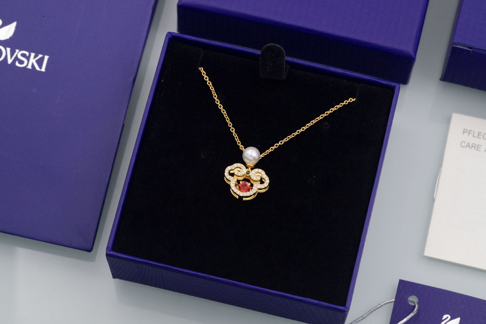 批115👍🏻【新品】施华洛世奇Gratia 柿柿如意 项链
😍😍😍红色服装搭配，美绝了！
💥含包装💥 🔥量大私聊！
这款精致的链坠造型隽永别致,其设计灵感来自故宫博物院的馆藏文物。
这款链坠除了展示施华洛世奇仿水晶和红色 Dancing Stone的魅力,还
以悬垂在典雅镀金色调饰链的仿水晶密鑲「如意」标志加以点缀。这款链
坠是我们与故宫宫廷文化共同设计,属于 Gratia产品系列。
📌编号:5622086
📌尺寸:38cm+调节链