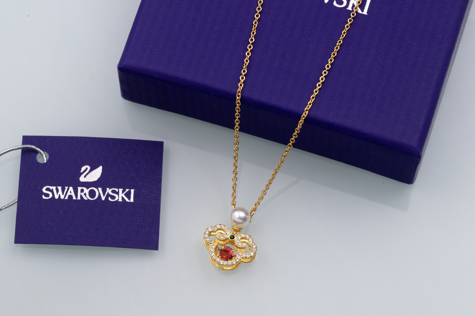 批115👍🏻【新品】施华洛世奇Gratia 柿柿如意 项链
😍😍😍红色服装搭配，美绝了！
💥含包装💥 🔥量大私聊！
这款精致的链坠造型隽永别致,其设计灵感来自故宫博物院的馆藏文物。
这款链坠除了展示施华洛世奇仿水晶和红色 Dancing Stone的魅力,还
以悬垂在典雅镀金色调饰链的仿水晶密鑲「如意」标志加以点缀。这款链
坠是我们与故宫宫廷文化共同设计,属于 Gratia产品系列。
📌编号:5622086
📌尺寸:38cm+调节链