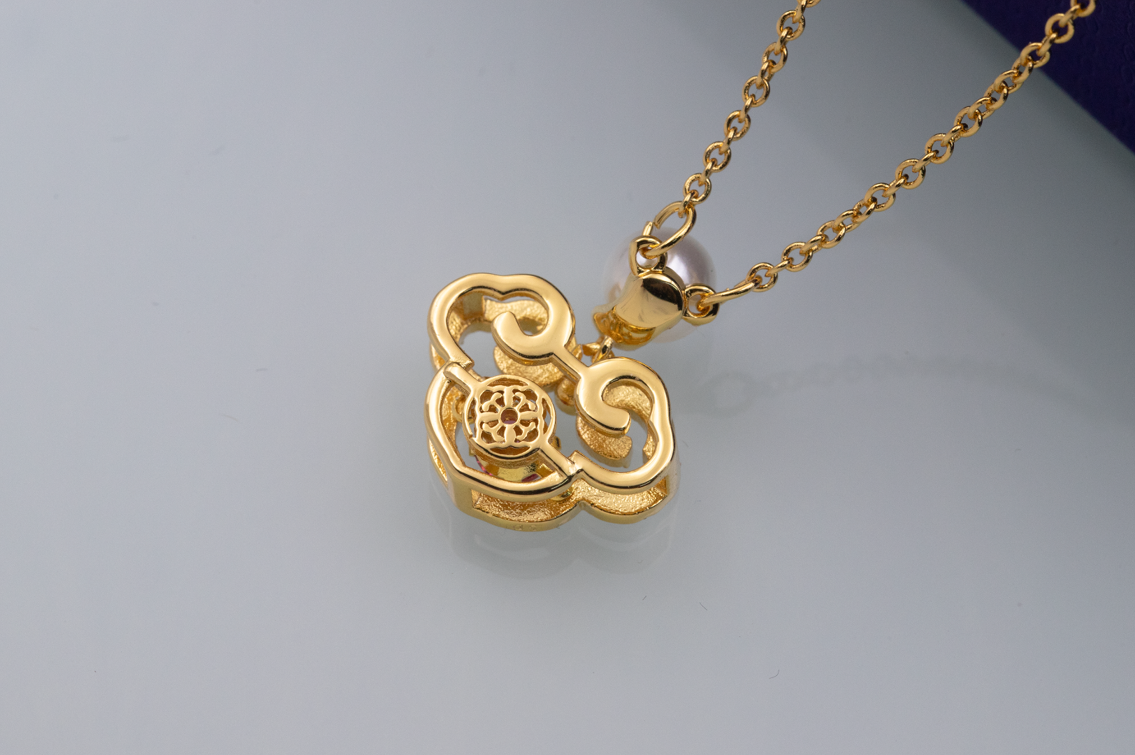 批115👍🏻【新品】施华洛世奇Gratia 柿柿如意 项链
😍😍😍红色服装搭配，美绝了！
💥含包装💥 🔥量大私聊！
这款精致的链坠造型隽永别致,其设计灵感来自故宫博物院的馆藏文物。
这款链坠除了展示施华洛世奇仿水晶和红色 Dancing Stone的魅力,还
以悬垂在典雅镀金色调饰链的仿水晶密鑲「如意」标志加以点缀。这款链
坠是我们与故宫宫廷文化共同设计,属于 Gratia产品系列。
📌编号:5622086
📌尺寸:38cm+调节链