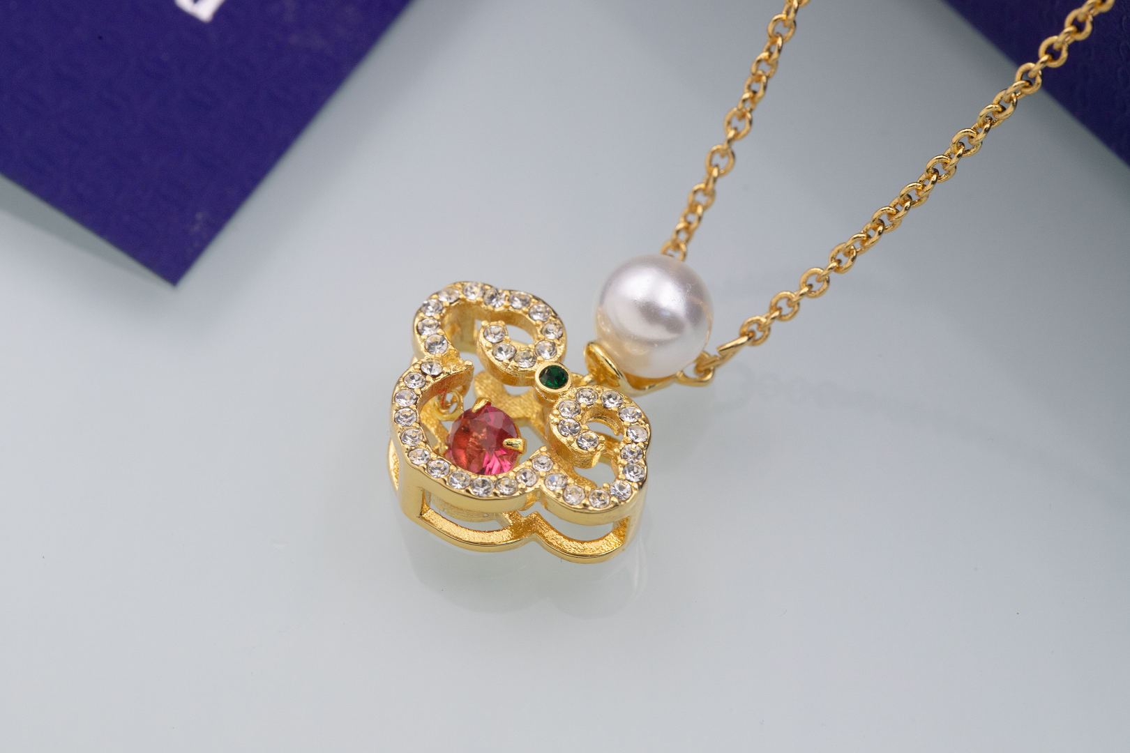 批115👍🏻【新品】施华洛世奇Gratia 柿柿如意 项链
😍😍😍红色服装搭配，美绝了！
💥含包装💥 🔥量大私聊！
这款精致的链坠造型隽永别致,其设计灵感来自故宫博物院的馆藏文物。
这款链坠除了展示施华洛世奇仿水晶和红色 Dancing Stone的魅力,还
以悬垂在典雅镀金色调饰链的仿水晶密鑲「如意」标志加以点缀。这款链
坠是我们与故宫宫廷文化共同设计,属于 Gratia产品系列。
📌编号:5622086
📌尺寸:38cm+调节链