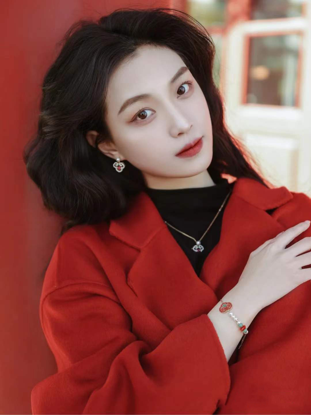 批115👍🏻【新品】施华洛世奇Gratia 柿柿如意 项链
😍😍😍红色服装搭配，美绝了！
💥含包装💥 🔥量大私聊！
这款精致的链坠造型隽永别致,其设计灵感来自故宫博物院的馆藏文物。
这款链坠除了展示施华洛世奇仿水晶和红色 Dancing Stone的魅力,还
以悬垂在典雅镀金色调饰链的仿水晶密鑲「如意」标志加以点缀。这款链
坠是我们与故宫宫廷文化共同设计,属于 Gratia产品系列。
📌编号:5622086
📌尺寸:38cm+调节链