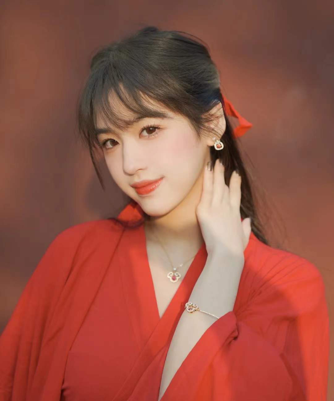 批115 👍🏻【新品】施华洛世奇Gratia 柿柿如意 手镯 女
😍😍😍红色服装搭配，美绝了！
💥含包装💥  🔥量大私聊！
这款耀眼的镀金色调手镯的设计灵感来自故宫博物院的馆藏文物。这款手
镯以密镶仿水晶金属带形成代表性的「如意」吉祥图案,中心饰有一颗美
丽的红色 Dancing Stone,最后以一个经典的龙虾扣扣紧链条。是送给自
己或朋友的文雅礼物之选。这款手镯是我们与故宮廷文化共同设计,属
于 Gratia产品系列。
📌编号:5622090
📌尺寸:5.9*4-可调节