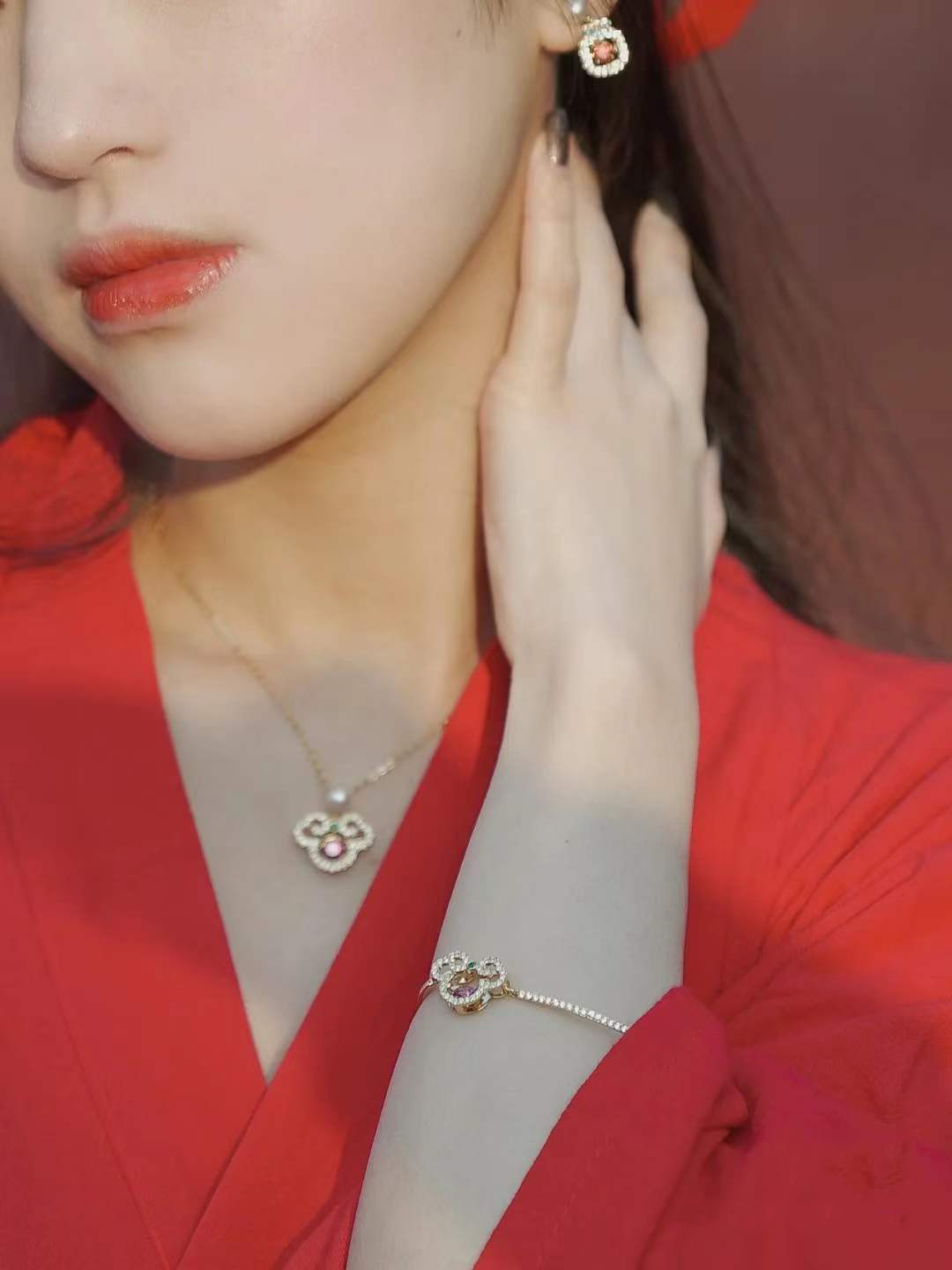 批115 👍🏻【新品】施华洛世奇Gratia 柿柿如意 手镯 女
😍😍😍红色服装搭配，美绝了！
💥含包装💥  🔥量大私聊！
这款耀眼的镀金色调手镯的设计灵感来自故宫博物院的馆藏文物。这款手
镯以密镶仿水晶金属带形成代表性的「如意」吉祥图案,中心饰有一颗美
丽的红色 Dancing Stone,最后以一个经典的龙虾扣扣紧链条。是送给自
己或朋友的文雅礼物之选。这款手镯是我们与故宮廷文化共同设计,属
于 Gratia产品系列。
📌编号:5622090
📌尺寸:5.9*4-可调节