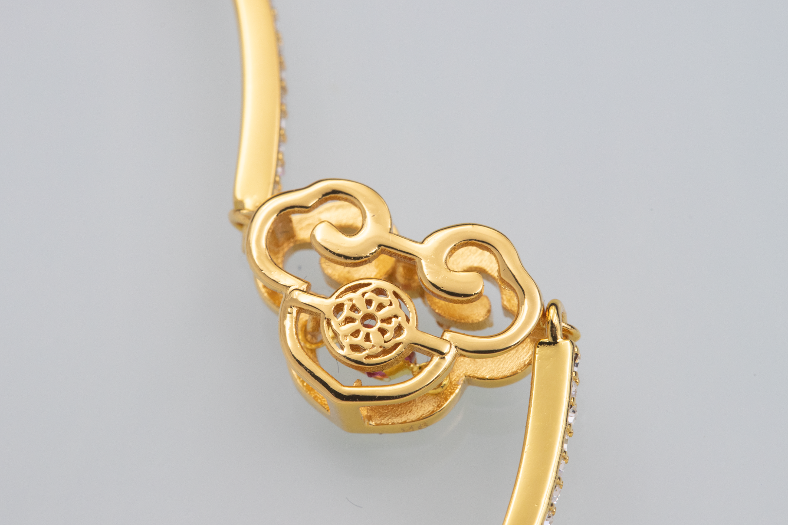 批115 👍🏻【新品】施华洛世奇Gratia 柿柿如意 手镯 女
😍😍😍红色服装搭配，美绝了！
💥含包装💥  🔥量大私聊！
这款耀眼的镀金色调手镯的设计灵感来自故宫博物院的馆藏文物。这款手
镯以密镶仿水晶金属带形成代表性的「如意」吉祥图案,中心饰有一颗美
丽的红色 Dancing Stone,最后以一个经典的龙虾扣扣紧链条。是送给自
己或朋友的文雅礼物之选。这款手镯是我们与故宮廷文化共同设计,属
于 Gratia产品系列。
📌编号:5622090
📌尺寸:5.9*4-可调节