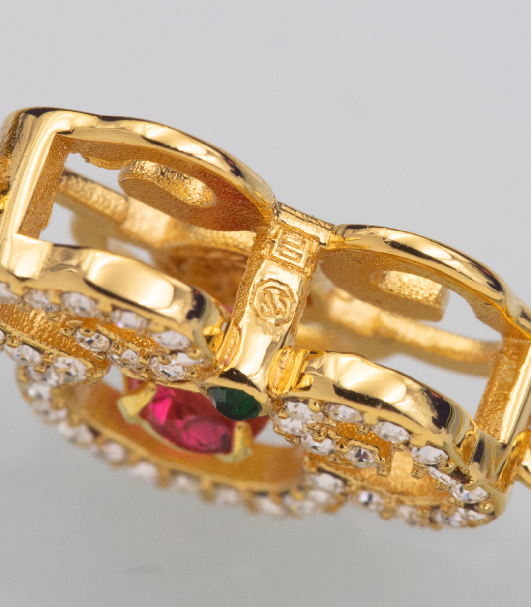 批115 👍🏻【新品】施华洛世奇Gratia 柿柿如意 手镯 女
😍😍😍红色服装搭配，美绝了！
💥含包装💥  🔥量大私聊！
这款耀眼的镀金色调手镯的设计灵感来自故宫博物院的馆藏文物。这款手
镯以密镶仿水晶金属带形成代表性的「如意」吉祥图案,中心饰有一颗美
丽的红色 Dancing Stone,最后以一个经典的龙虾扣扣紧链条。是送给自
己或朋友的文雅礼物之选。这款手镯是我们与故宮廷文化共同设计,属
于 Gratia产品系列。
📌编号:5622090
📌尺寸:5.9*4-可调节