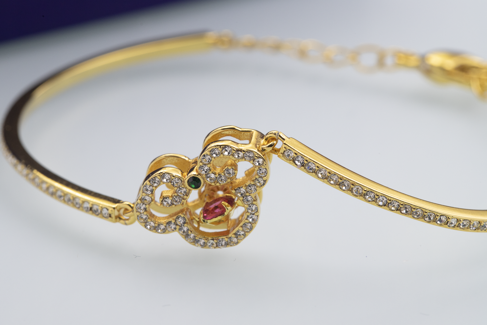 批115 👍🏻【新品】施华洛世奇Gratia 柿柿如意 手镯 女
😍😍😍红色服装搭配，美绝了！
💥含包装💥  🔥量大私聊！
这款耀眼的镀金色调手镯的设计灵感来自故宫博物院的馆藏文物。这款手
镯以密镶仿水晶金属带形成代表性的「如意」吉祥图案,中心饰有一颗美
丽的红色 Dancing Stone,最后以一个经典的龙虾扣扣紧链条。是送给自
己或朋友的文雅礼物之选。这款手镯是我们与故宮廷文化共同设计,属
于 Gratia产品系列。
📌编号:5622090
📌尺寸:5.9*4-可调节