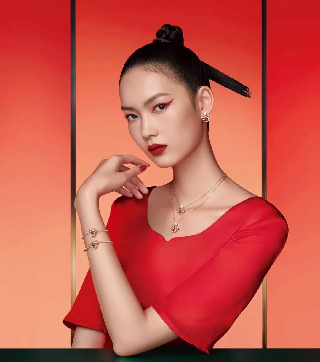 批115 👍🏻【新品】施华洛世奇Gratia 柿柿如意 手镯 女
😍😍😍红色服装搭配，美绝了！
💥含包装💥  🔥量大私聊！
这款耀眼的镀金色调手镯的设计灵感来自故宫博物院的馆藏文物。这款手
镯以密镶仿水晶金属带形成代表性的「如意」吉祥图案,中心饰有一颗美
丽的红色 Dancing Stone,最后以一个经典的龙虾扣扣紧链条。是送给自
己或朋友的文雅礼物之选。这款手镯是我们与故宮廷文化共同设计,属
于 Gratia产品系列。
📌编号:5622090
📌尺寸:5.9*4-可调节